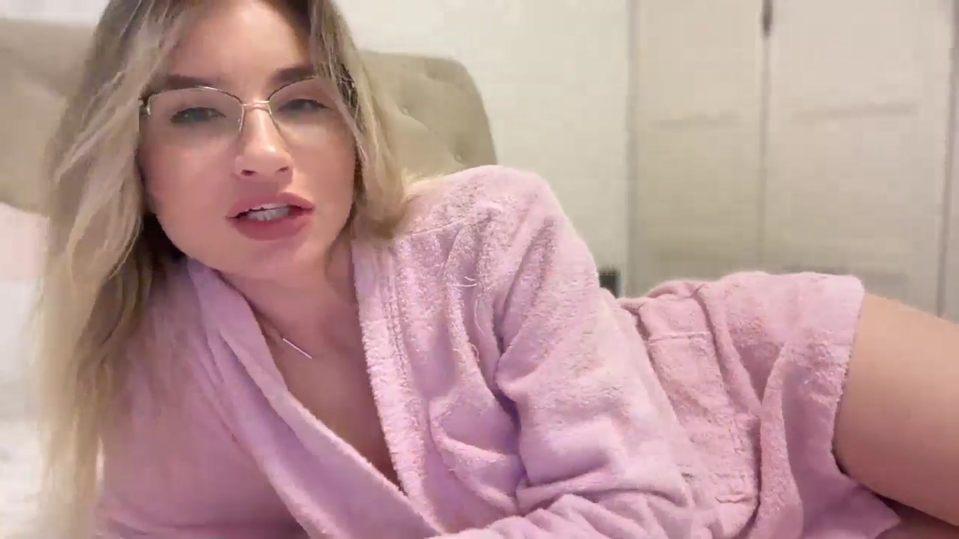 Gallery image thumbnail from AlyMiss's myfreecams stream on, 05/12/2025, 12:32 image 18 of 20
