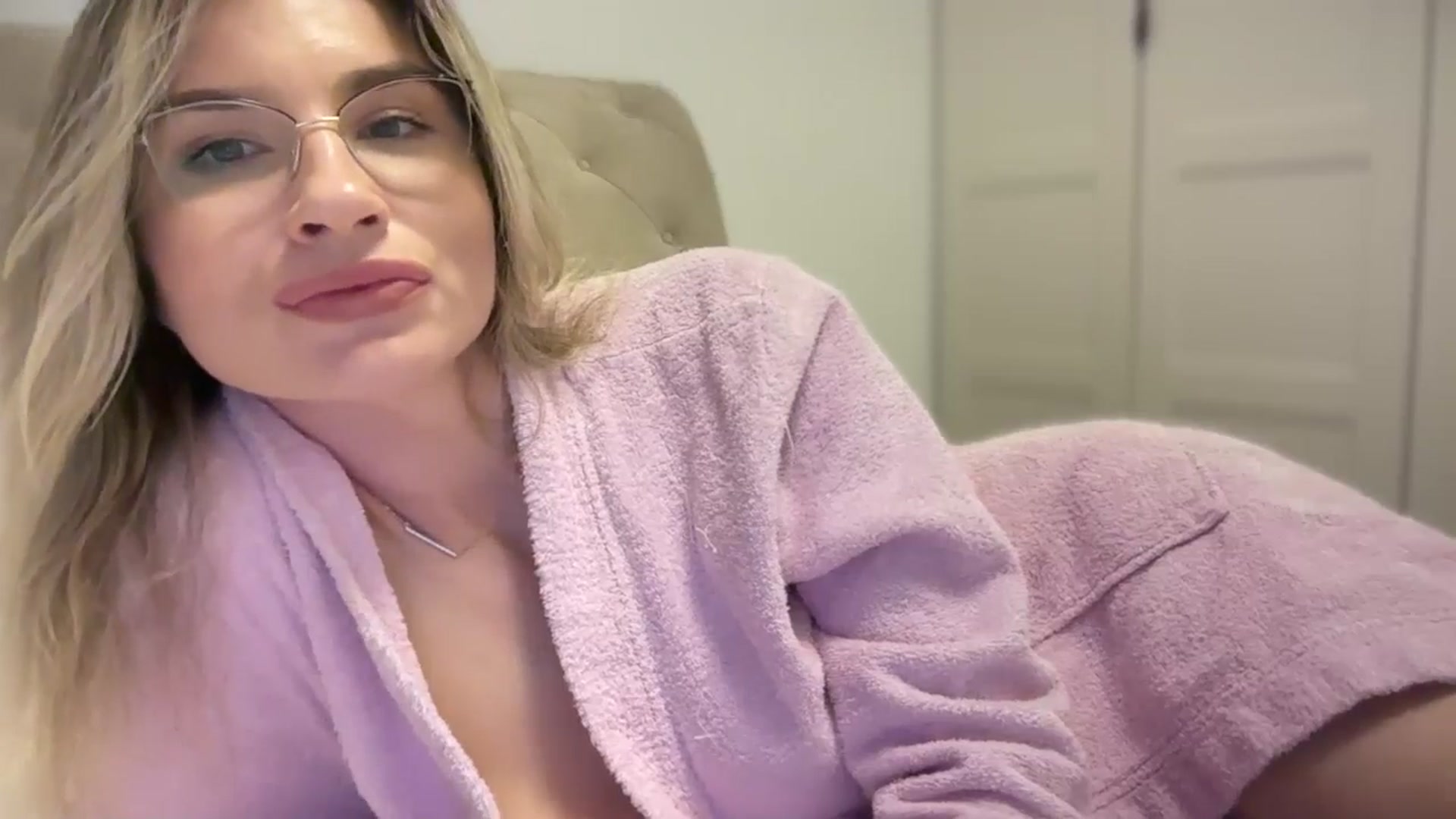 Gallery image thumbnail from AlyMiss's myfreecams stream on, 05/12/2025, 12:32 image 17 of 20