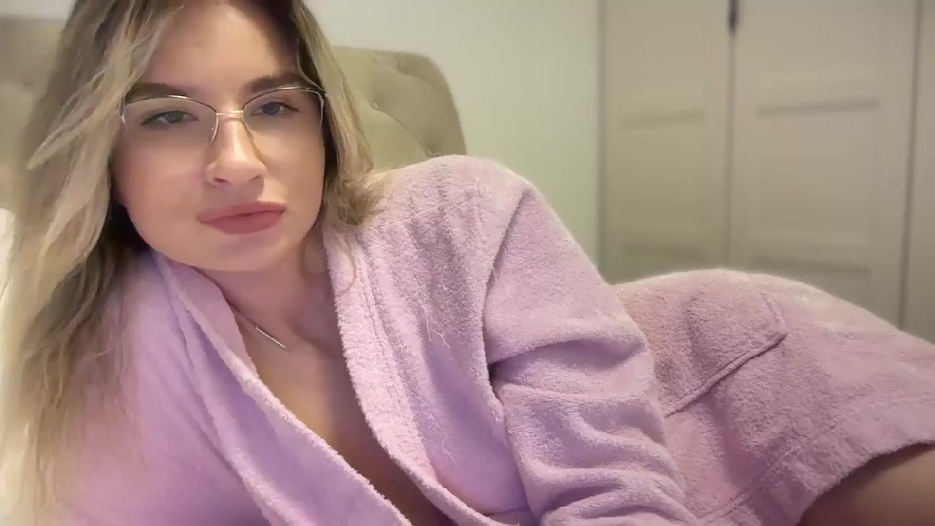 Gallery image thumbnail from AlyMiss's myfreecams stream on, 05/12/2025, 12:32 image 13 of 20