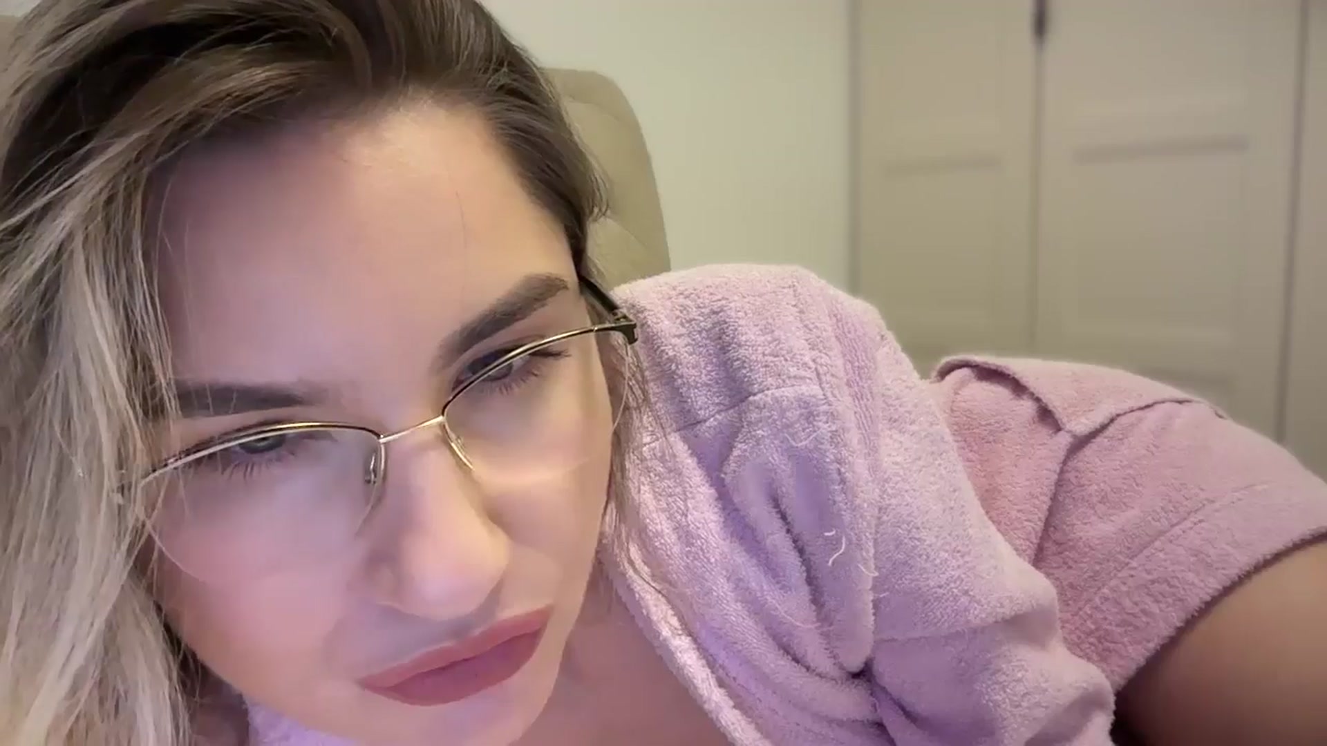 Gallery image thumbnail from AlyMiss's myfreecams stream on, 05/12/2025, 12:32 image 7 of 20