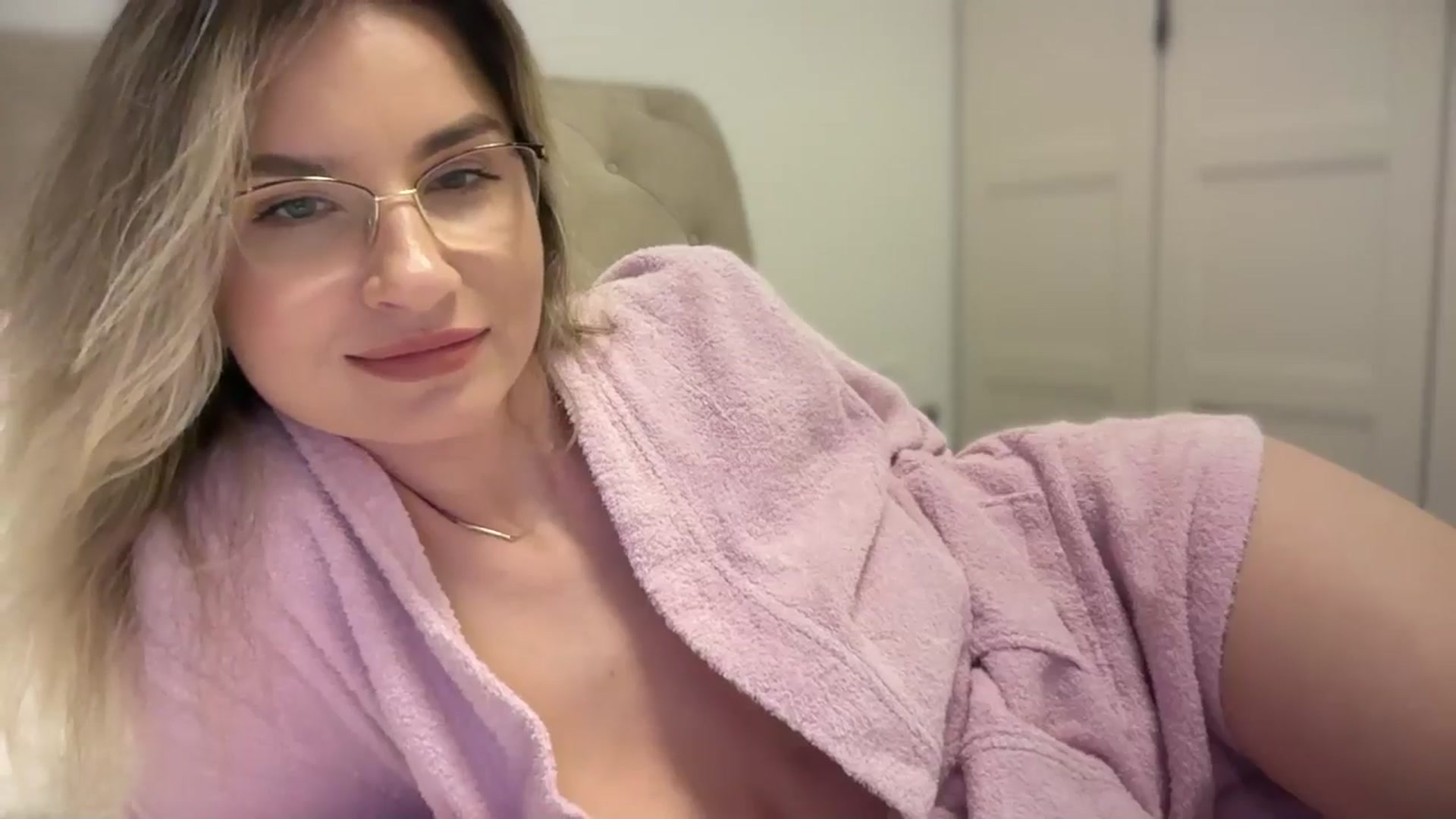 Gallery image thumbnail from AlyMiss's myfreecams stream on, 05/12/2025, 12:32 image 20 of 20