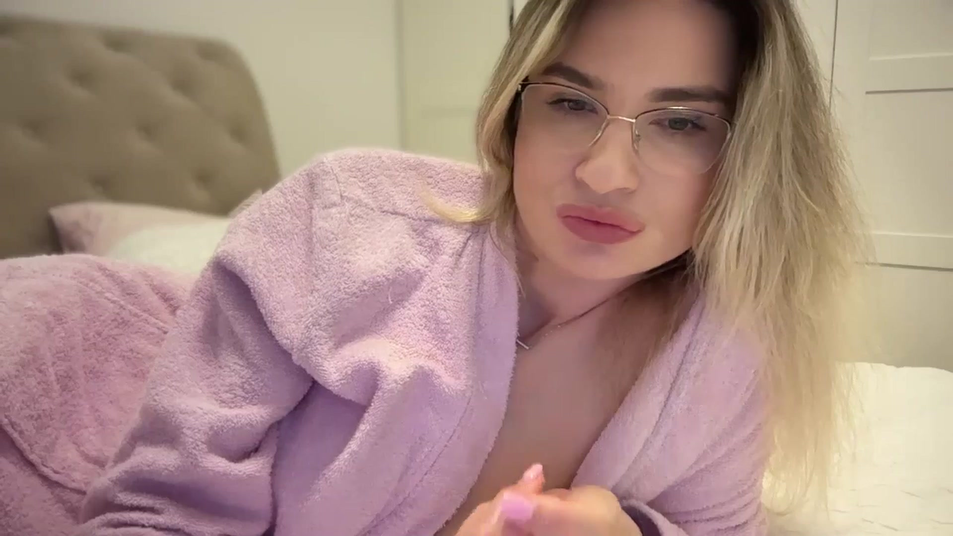 Gallery image thumbnail from AlyMiss's myfreecams stream on, 05/12/2025, 15:09 image 3 of 20