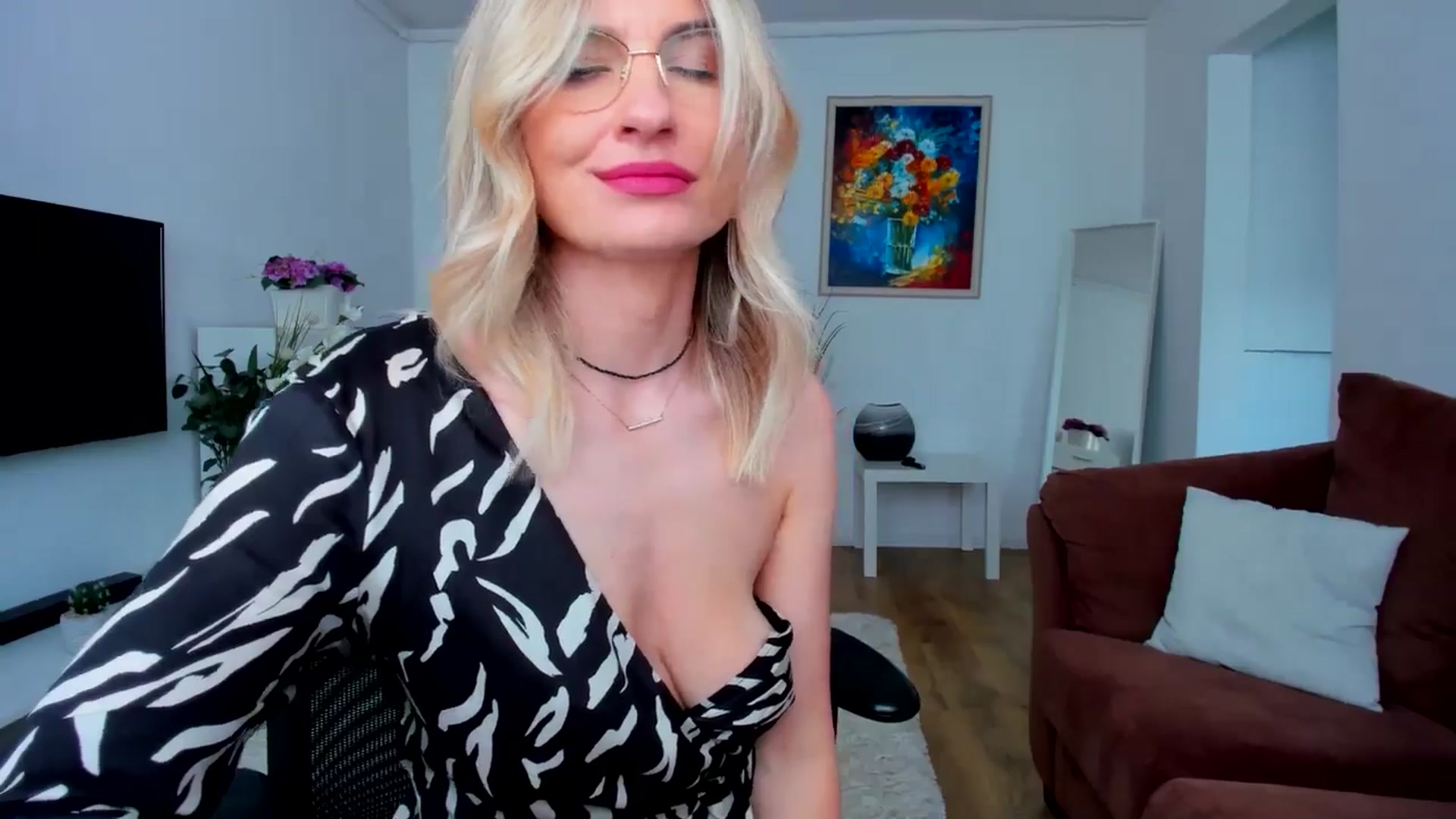 Gallery image thumbnail from AlyMiss's myfreecams stream on, 05/13/2025, 14:16 image 6 of 20