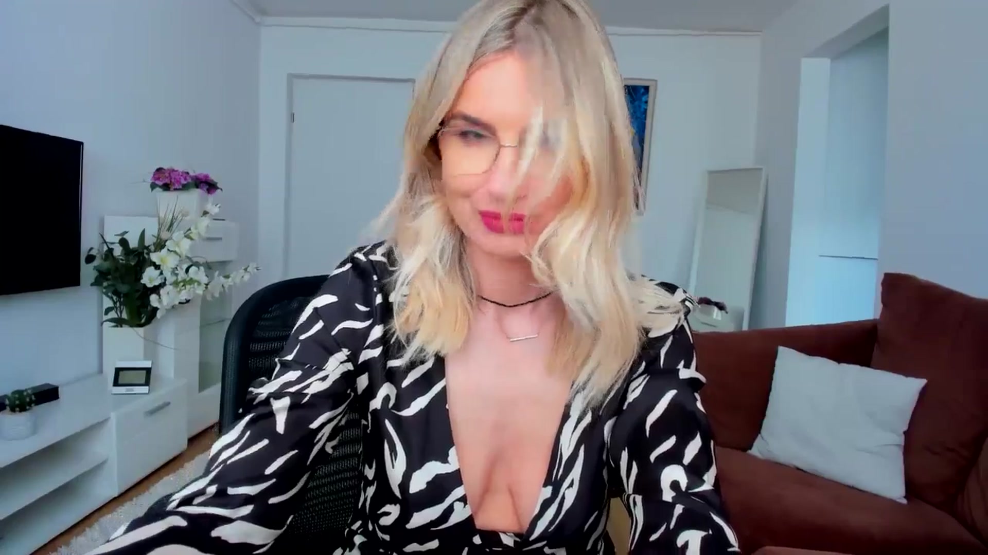 Gallery image thumbnail from AlyMiss's myfreecams stream on, 05/13/2025, 14:16 image 9 of 20