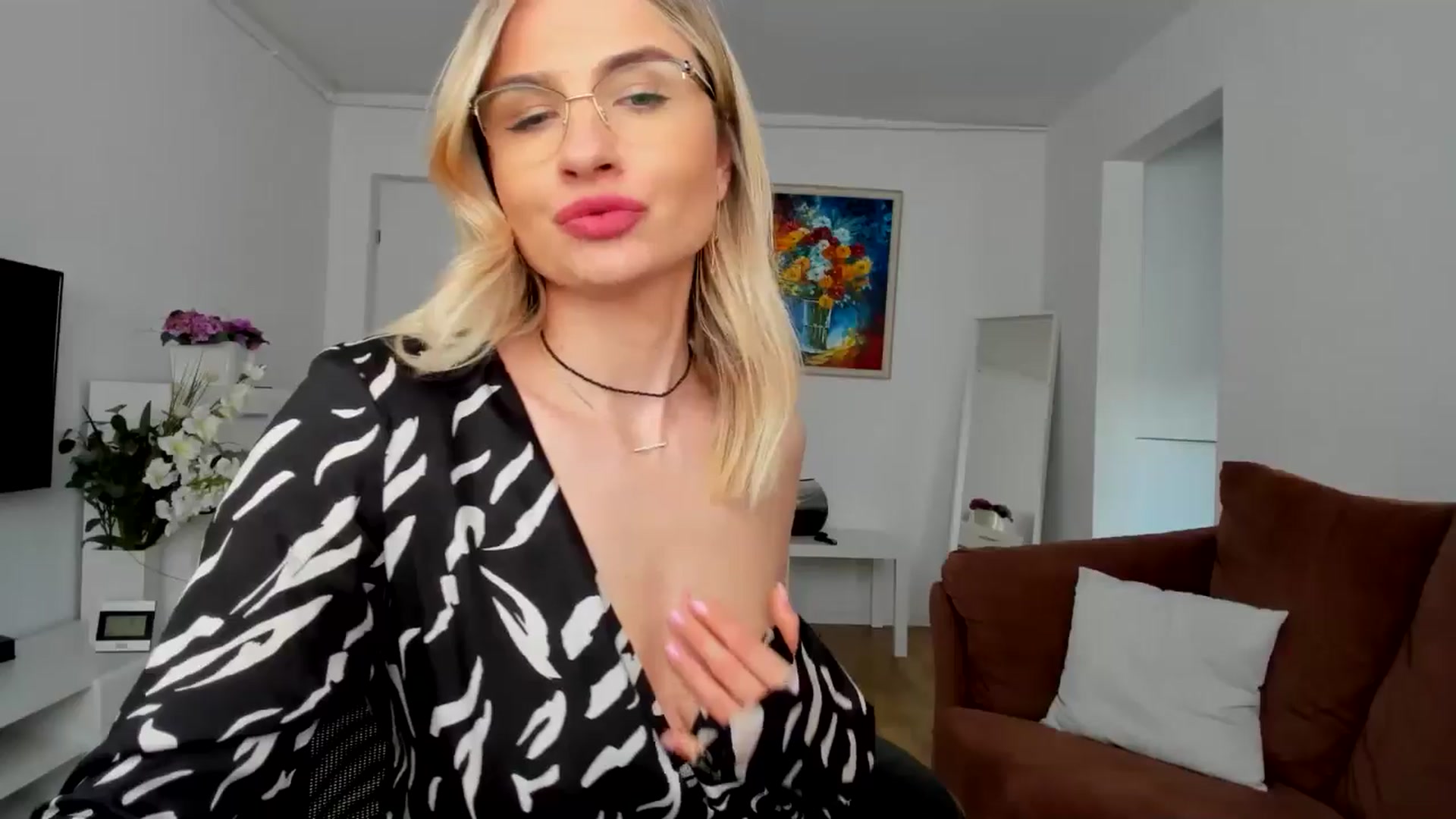 Gallery image thumbnail from AlyMiss's myfreecams stream on, 05/13/2025, 14:16 image 17 of 20