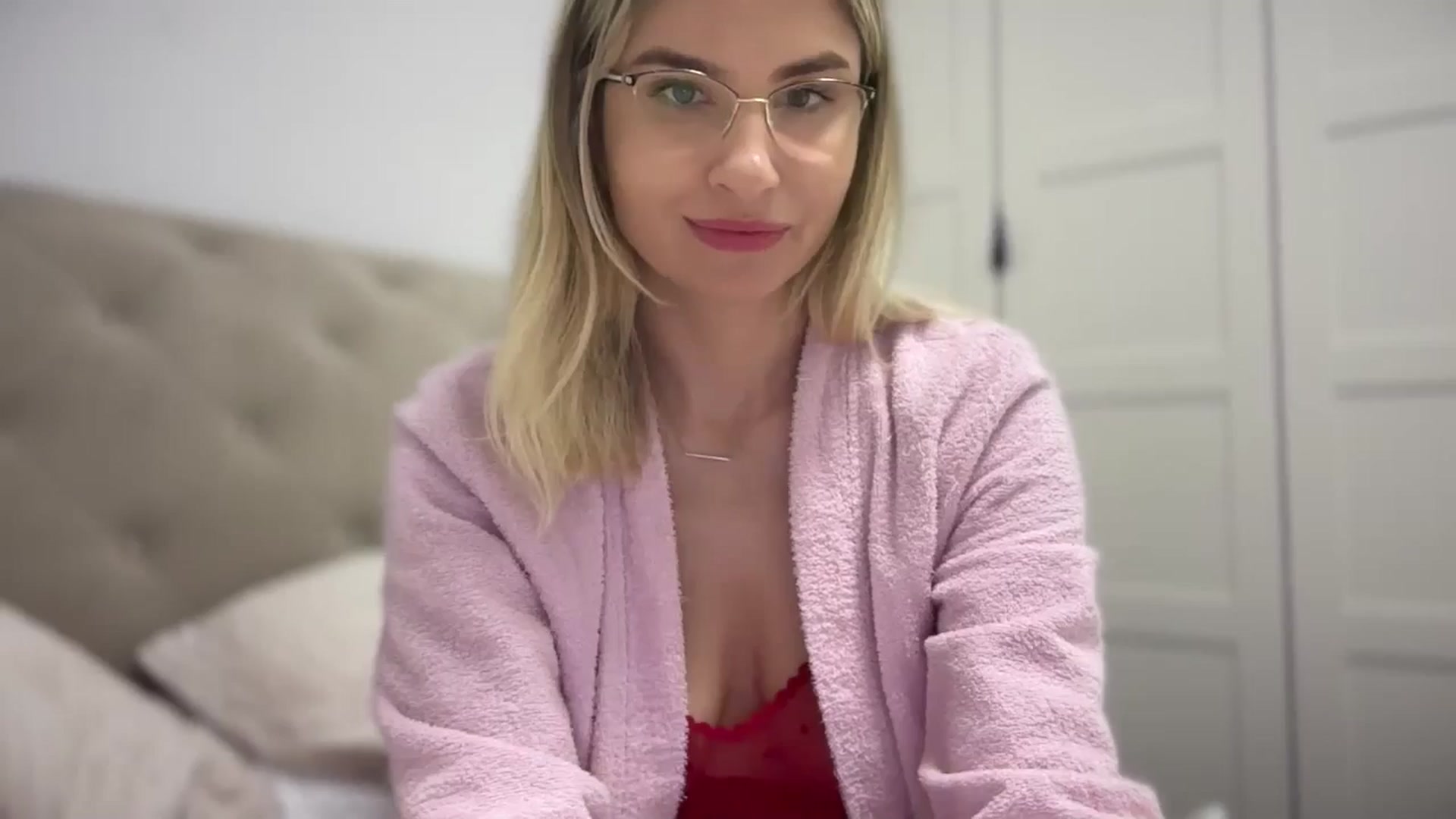 Gallery image thumbnail from AlyMiss's myfreecams stream on, 05/16/2025, 10:33 image 17 of 20