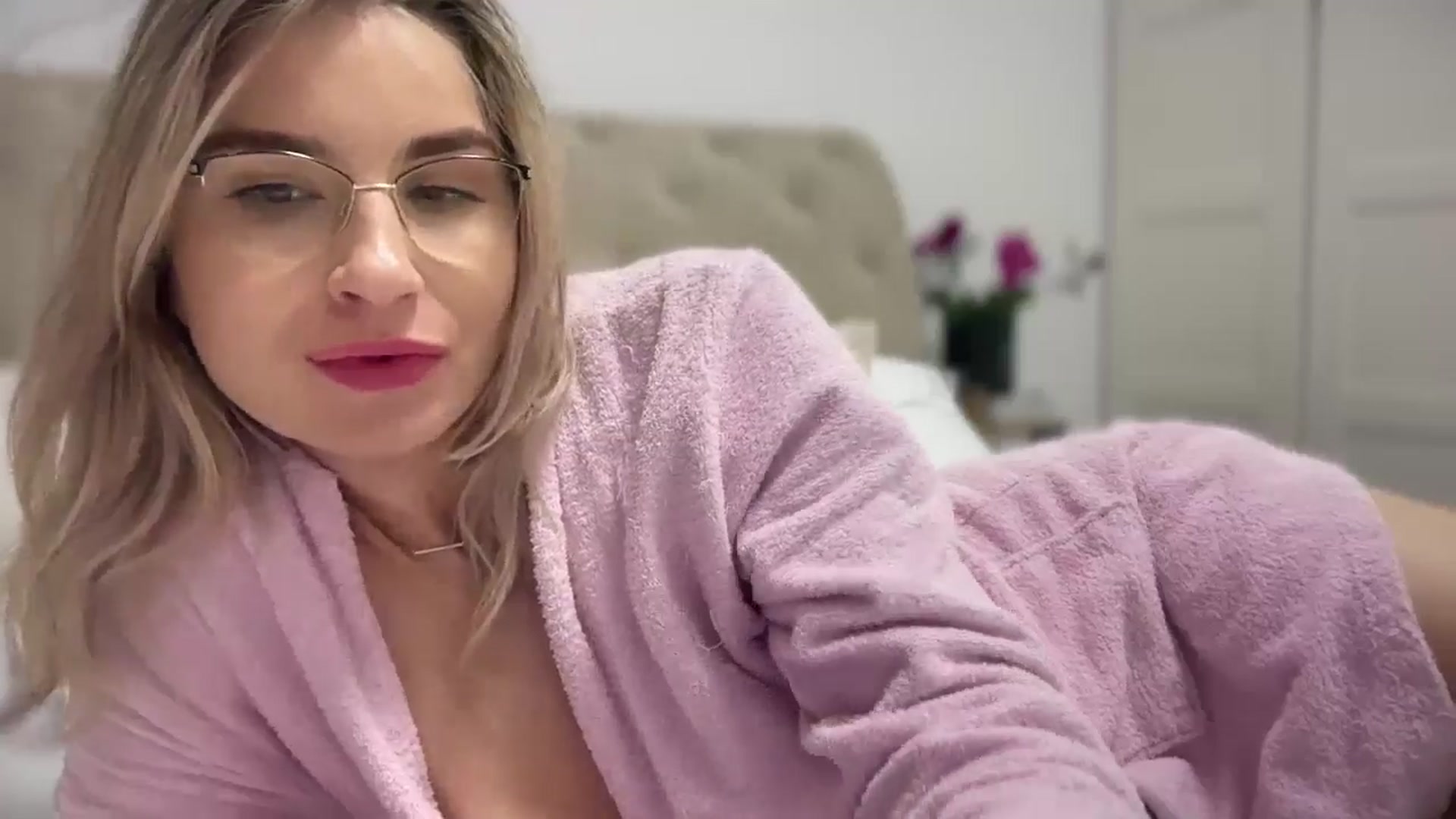 Gallery image thumbnail from AlyMiss's myfreecams stream on, 05/21/2025, 17:01 image 7 of 20