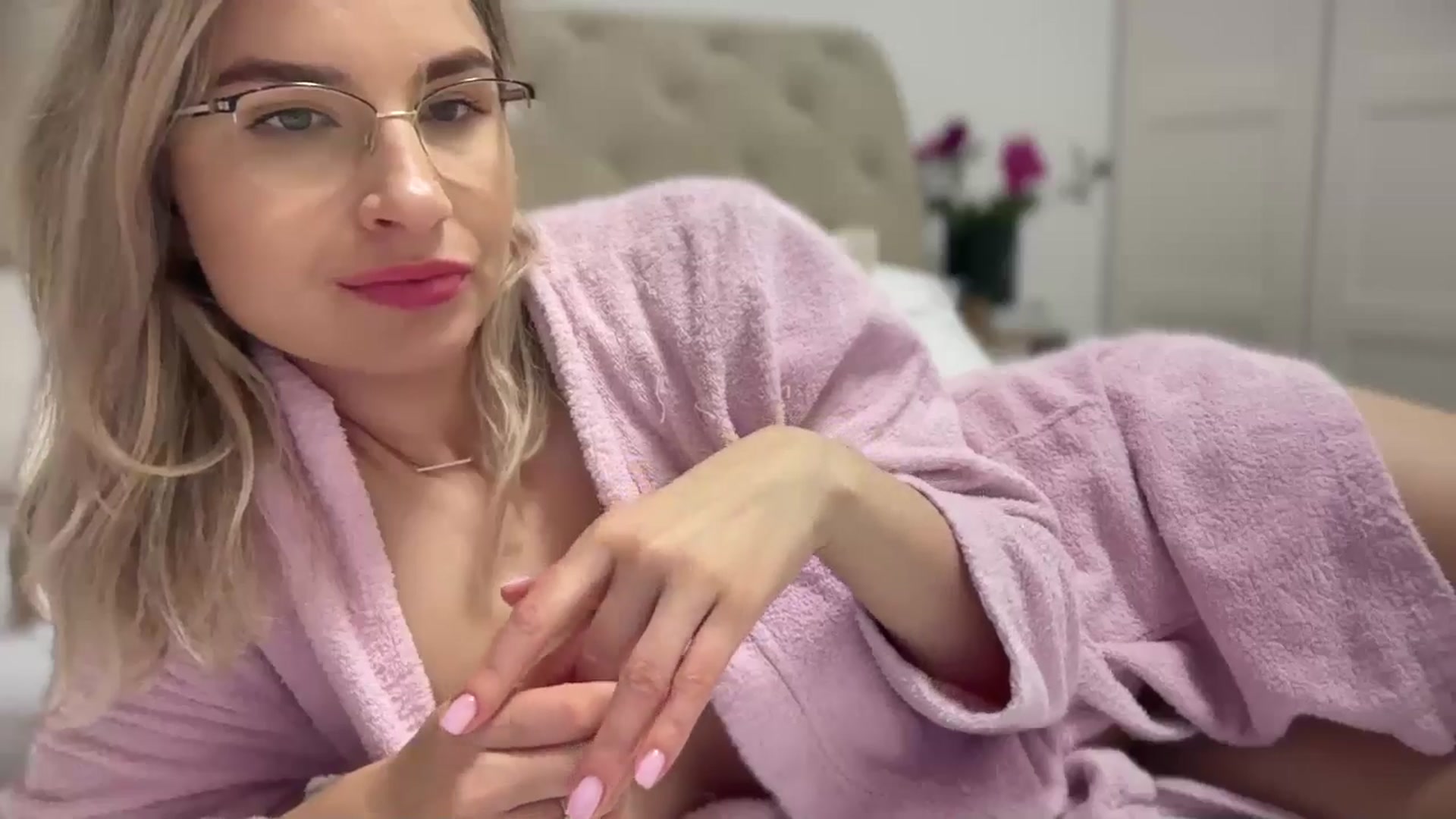 Gallery image thumbnail from AlyMiss's myfreecams stream on, 05/21/2025, 17:01 image 10 of 20