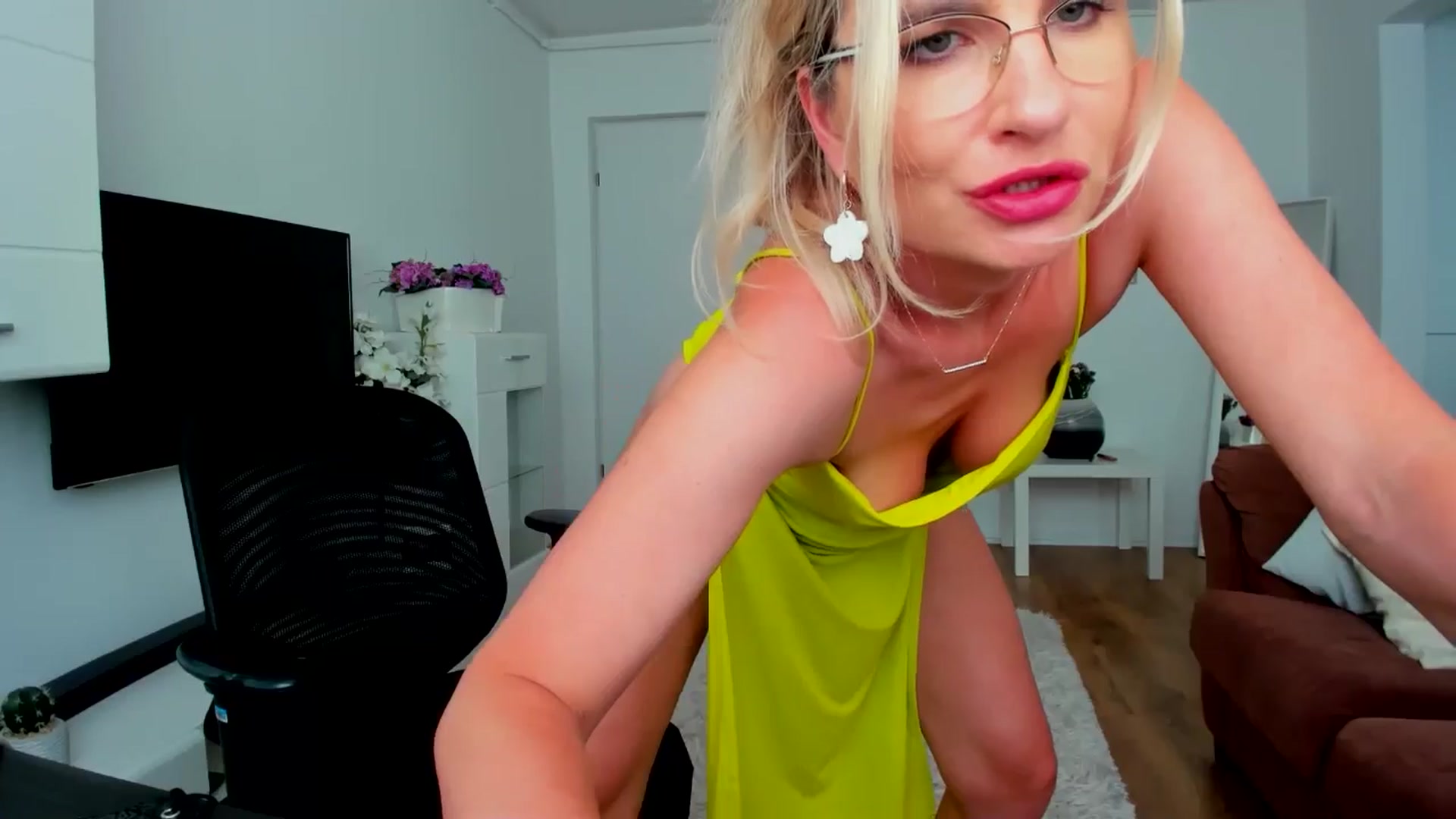 Gallery image thumbnail from AlyMiss's myfreecams stream on, 06/08/2025, 17:29 image 5 of 20
