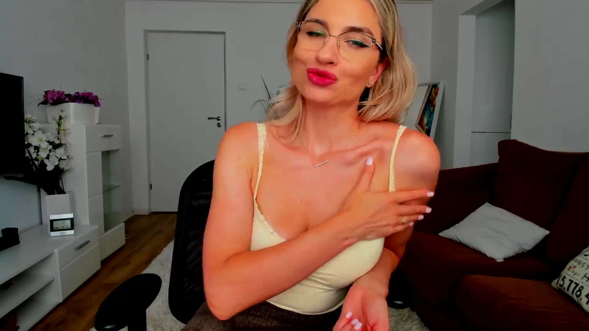 Gallery image thumbnail from AlyMiss's myfreecams stream on, 06/14/2025, 17:00 image 8 of 20