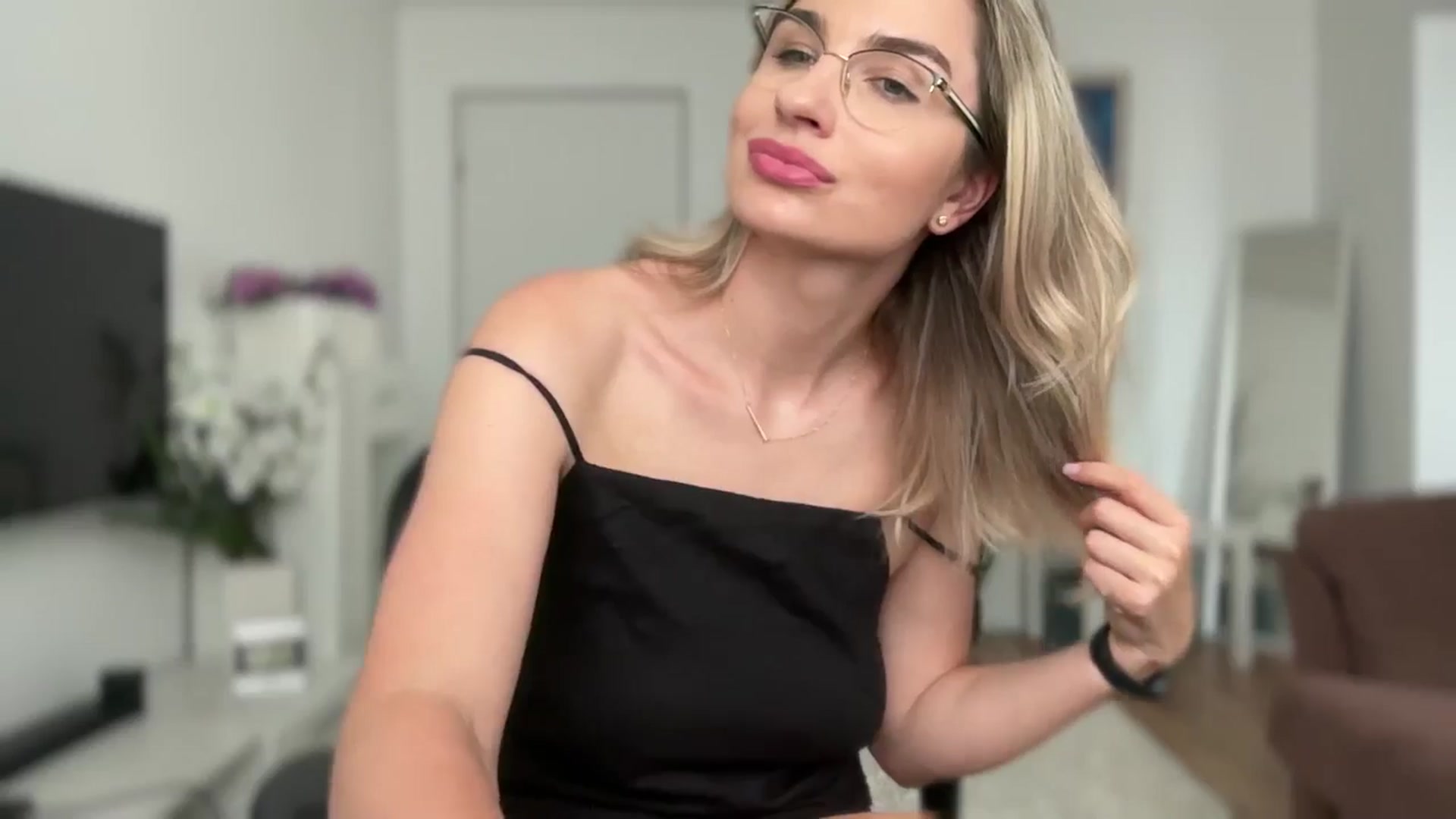 Gallery image thumbnail from AlyMiss's myfreecams stream on, 07/07/2025, 11:06 image 19 of 20