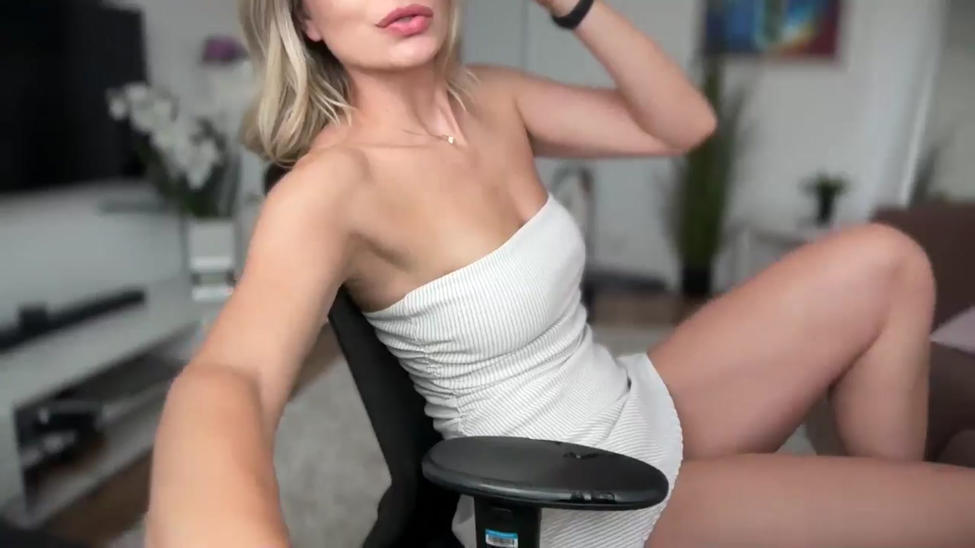Gallery image thumbnail from AlyMiss's myfreecams stream on, 08/05/2025, 09:42 image 13 of 20