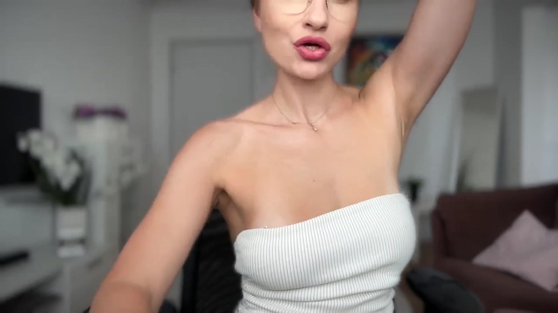 Gallery image thumbnail from AlyMiss's myfreecams stream on, 08/05/2025, 09:42 image 4 of 20