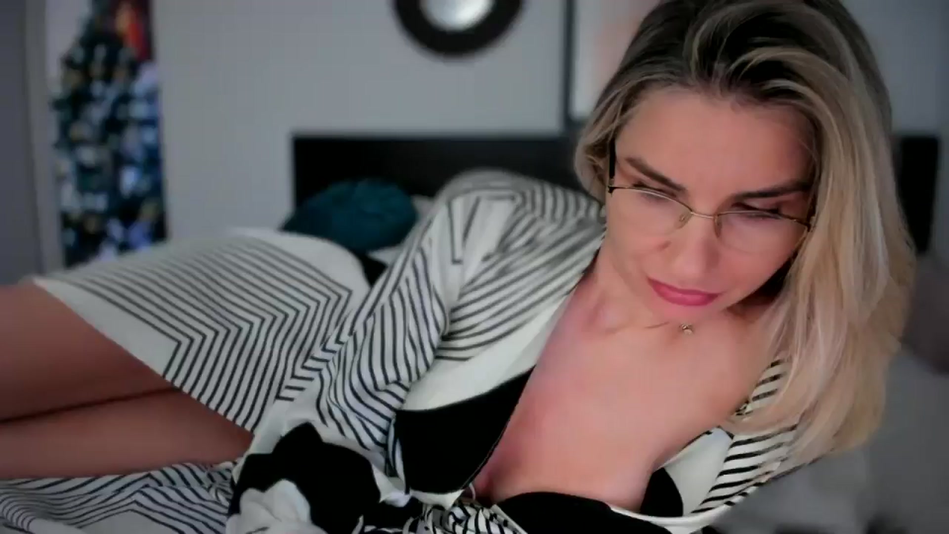 Gallery image thumbnail from AlyMiss's myfreecams stream on, 12/15/2025, 10:19 image 7 of 20