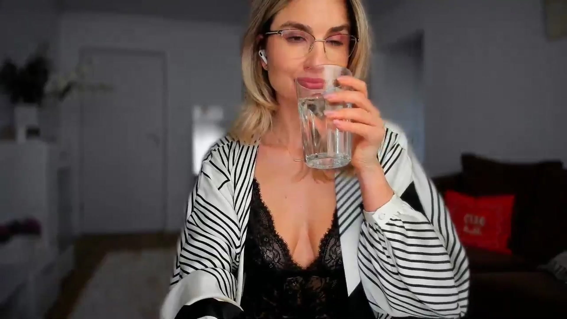 Gallery image thumbnail from AlyMiss's myfreecams stream on, 04/21/2026, 16:27 image 12 of 20