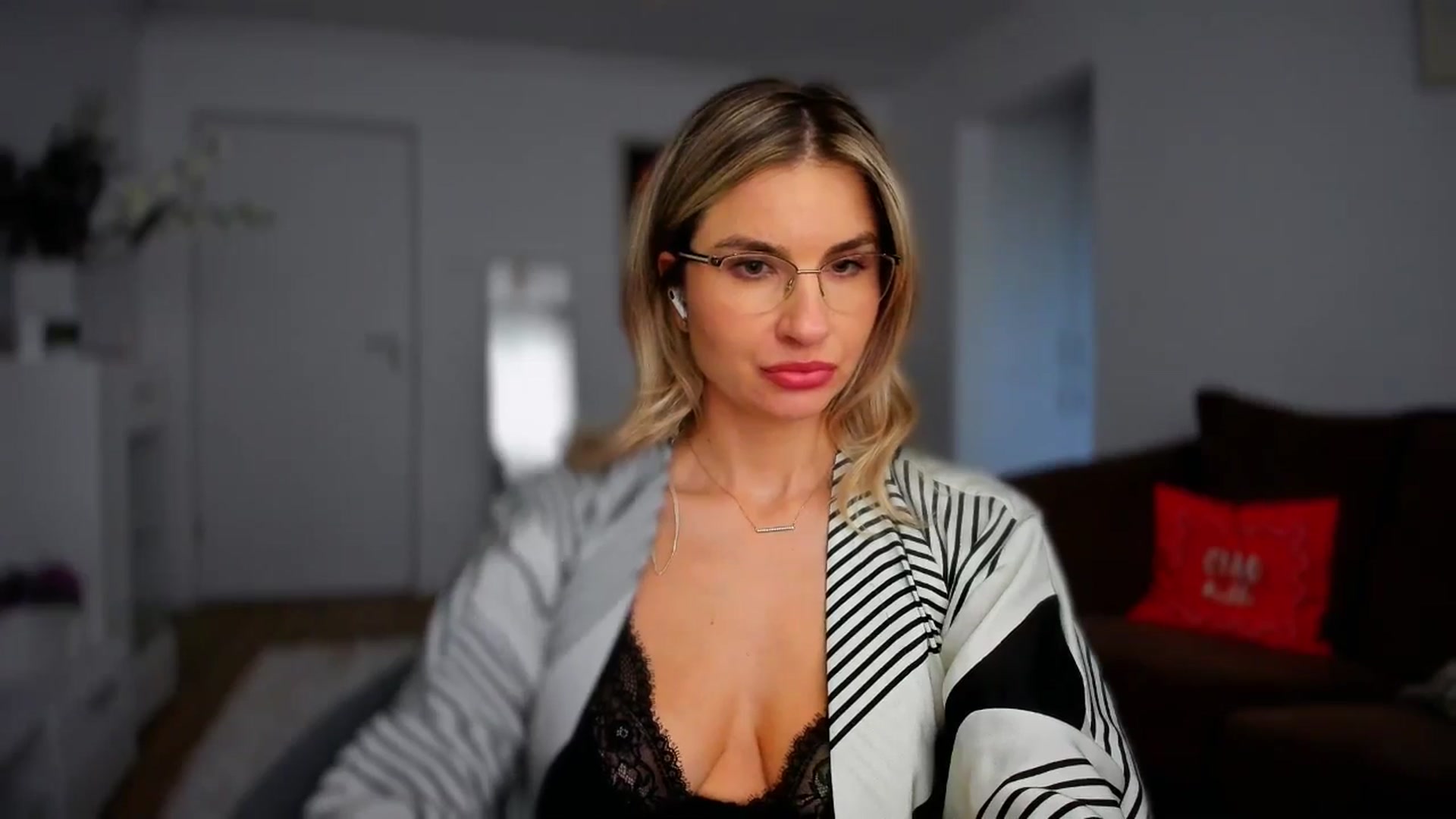 Gallery image thumbnail from AlyMiss's myfreecams stream on, 04/21/2026, 16:27 image 2 of 20