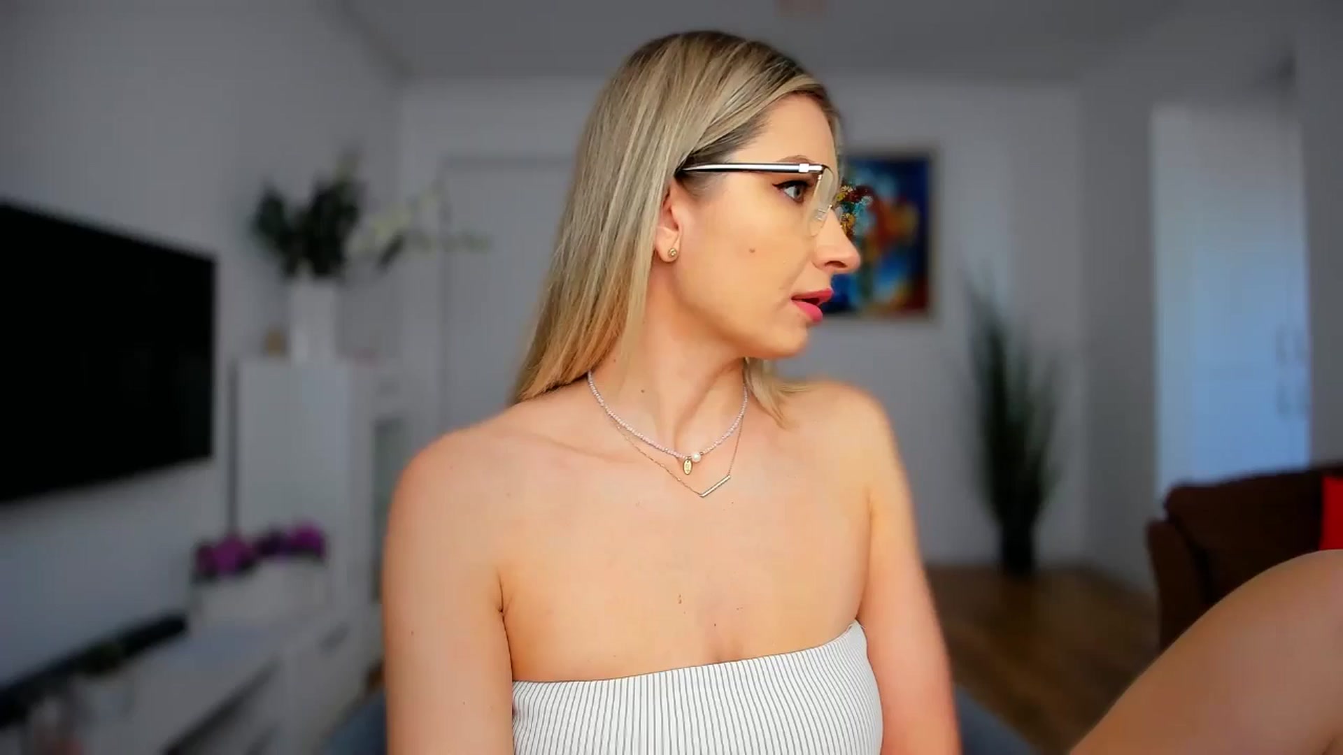 Gallery image thumbnail from AlyMiss's myfreecams stream on, 04/23/2026, 08:09 image 1 of 20
