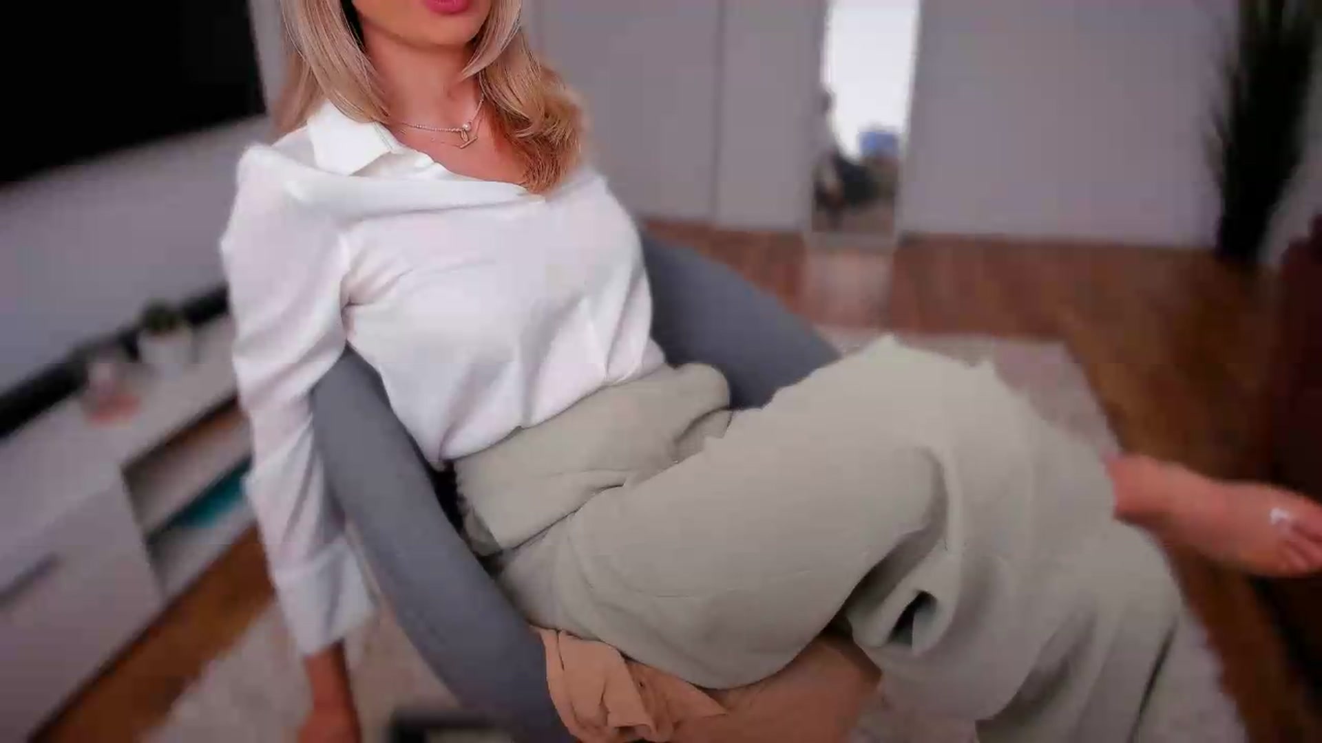 Gallery image thumbnail from AlyMiss's myfreecams stream on, 05/15/2026, 14:27 image 5 of 20
