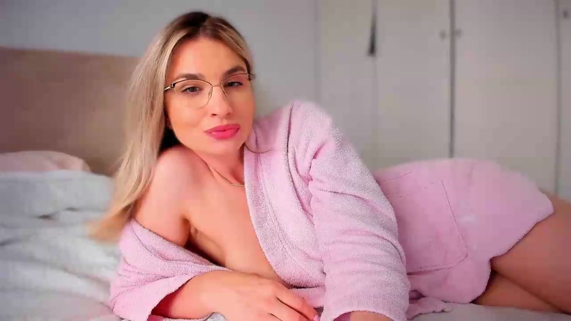 Gallery image thumbnail from AlyMiss's myfreecams stream on, 05/19/2026, 13:19 image 11 of 20