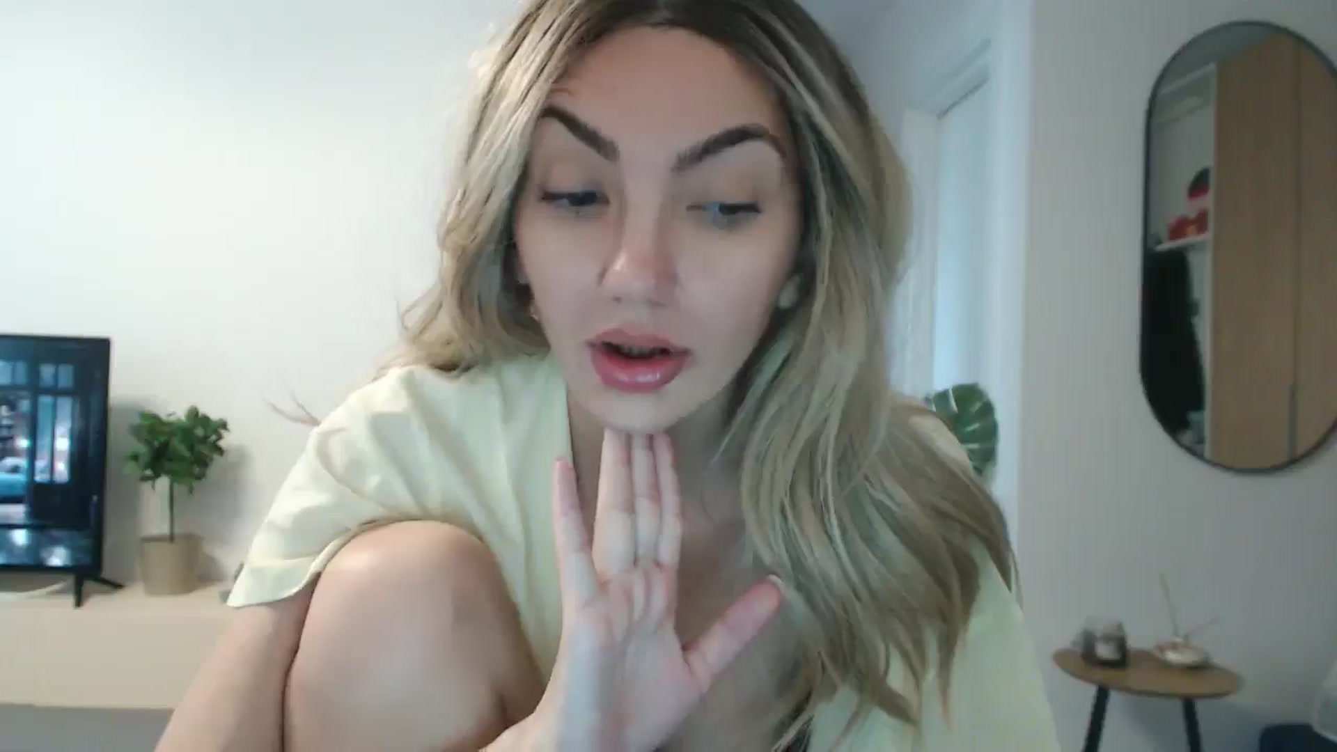 Gallery image thumbnail from AlyVee's myfreecams stream on, 09/12/2025, 12:47 image 4 of 20