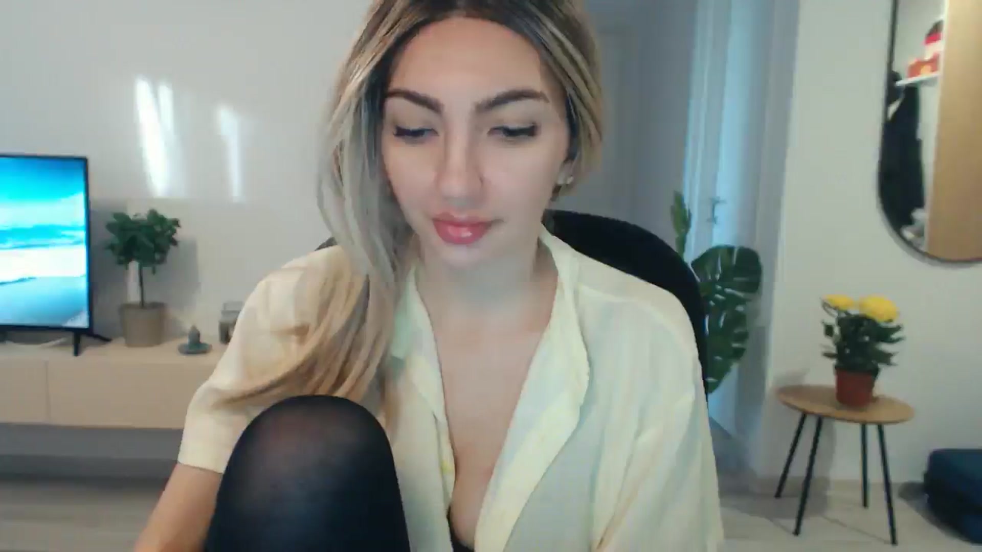 Gallery image thumbnail from AlyVee's myfreecams stream on, 09/22/2025, 15:21 image 13 of 20