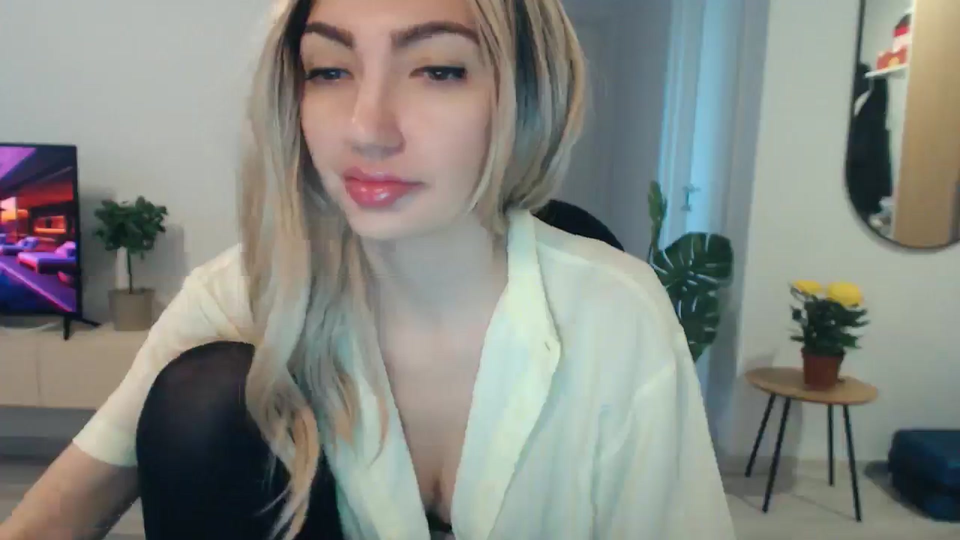 Gallery image thumbnail from AlyVee's myfreecams stream on, 09/22/2025, 15:21 image 4 of 20