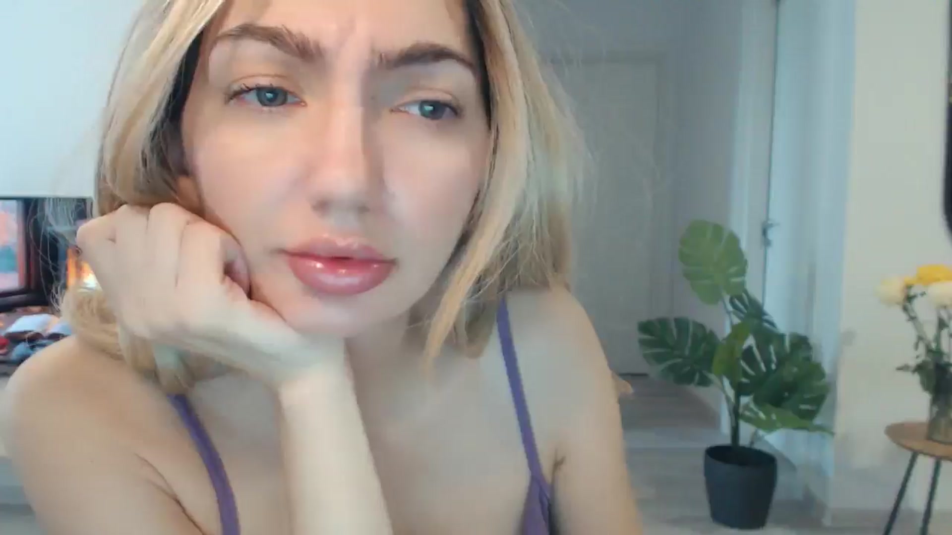Gallery image thumbnail from AlyVee's myfreecams stream on, 10/12/2025, 13:01 image 19 of 20