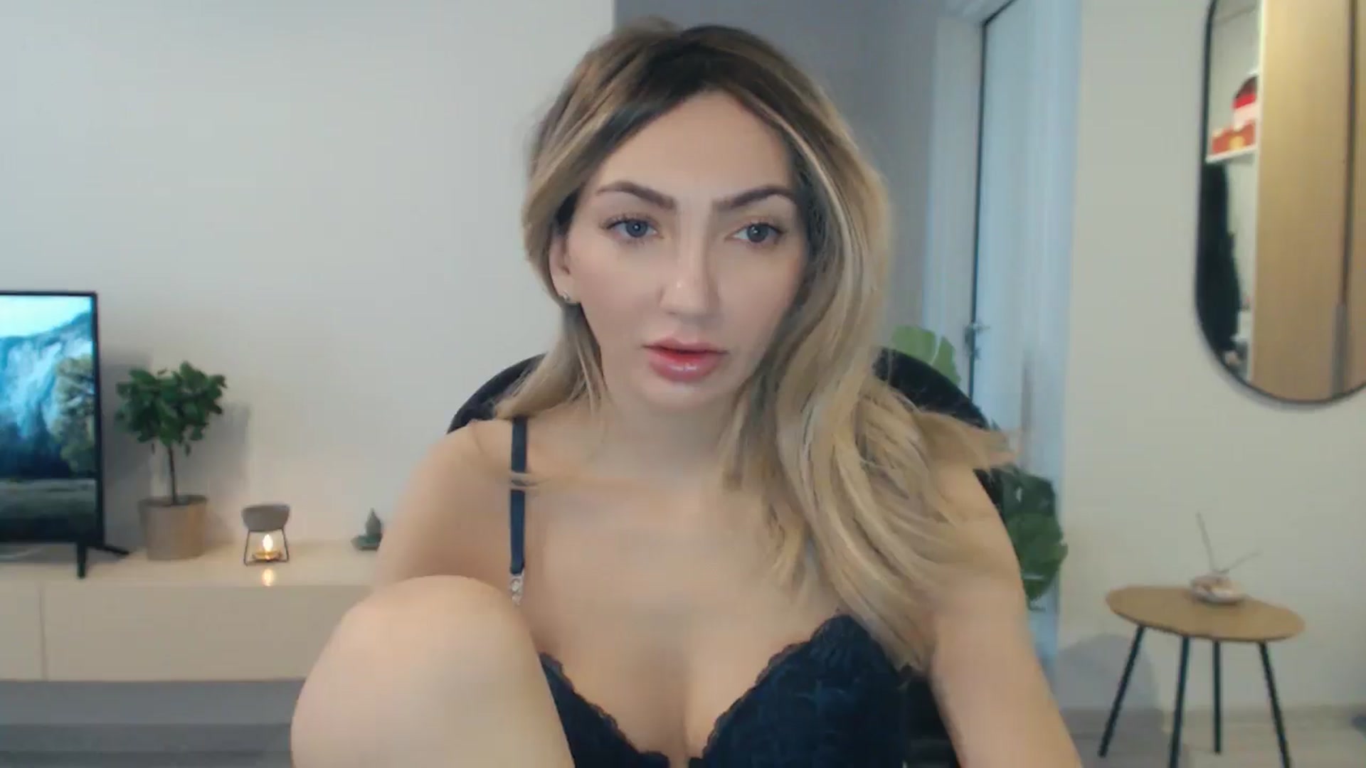 Gallery image thumbnail from AlyVee's myfreecams stream on, 10/21/2025, 10:36 image 3 of 20
