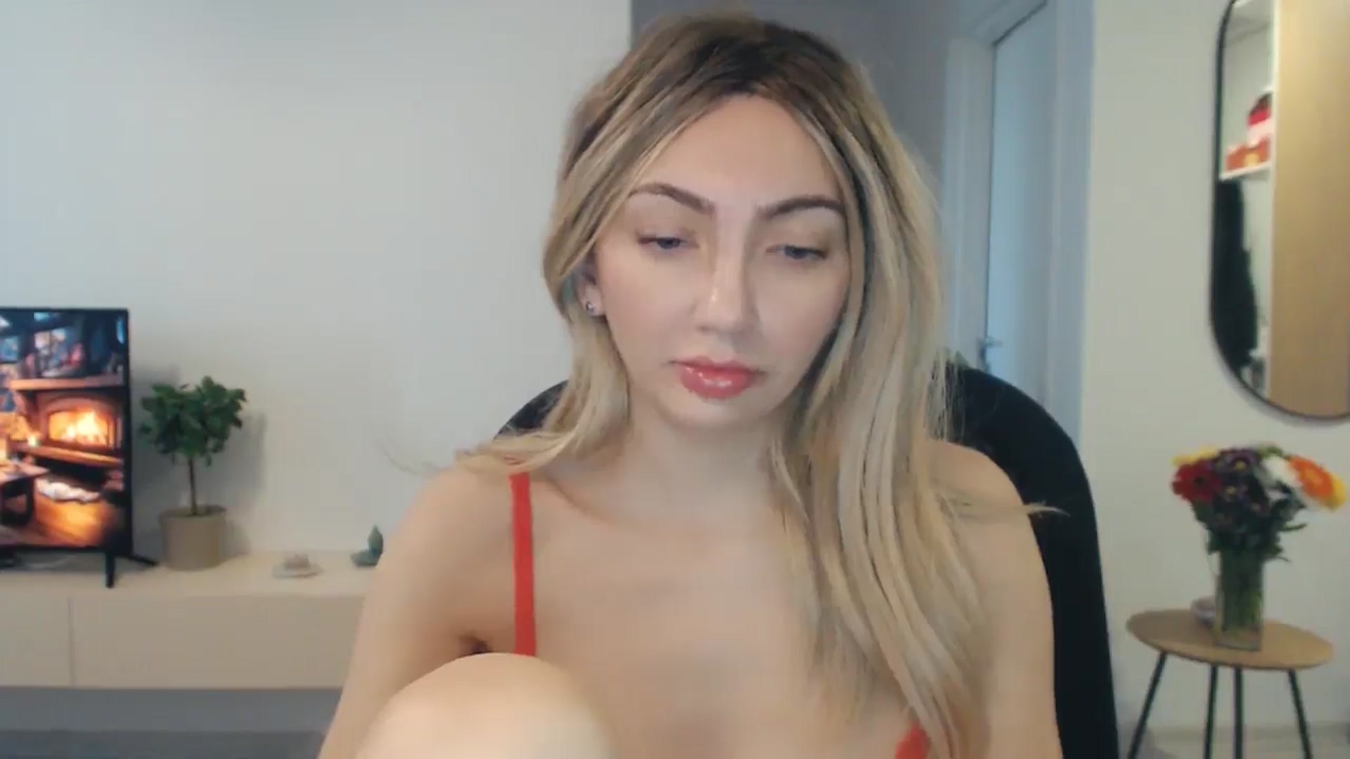 Gallery image thumbnail from AlyVee's myfreecams stream on, 10/22/2025, 11:01 image 10 of 20