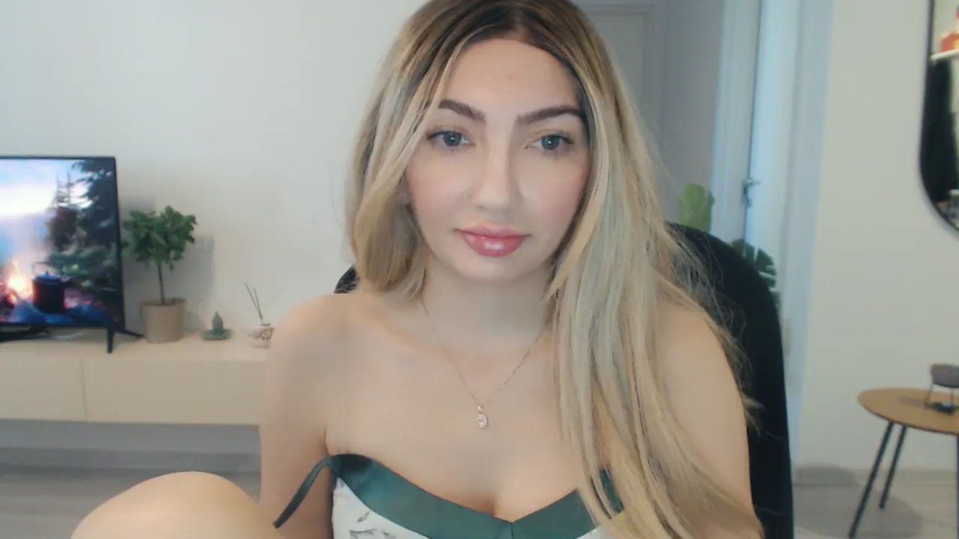Gallery image thumbnail from AlyVee's myfreecams stream on, 11/02/2025, 09:53 image 2 of 20