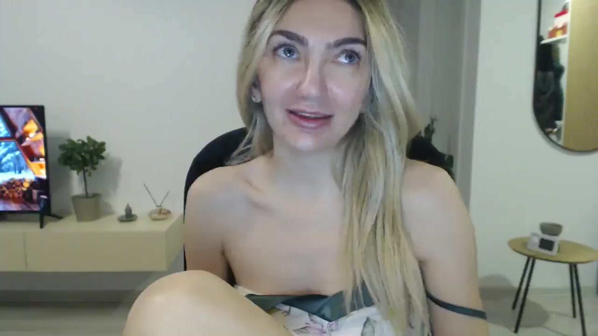 Gallery image thumbnail from AlyVee's myfreecams stream on, 12/06/2025, 13:33 image 10 of 20