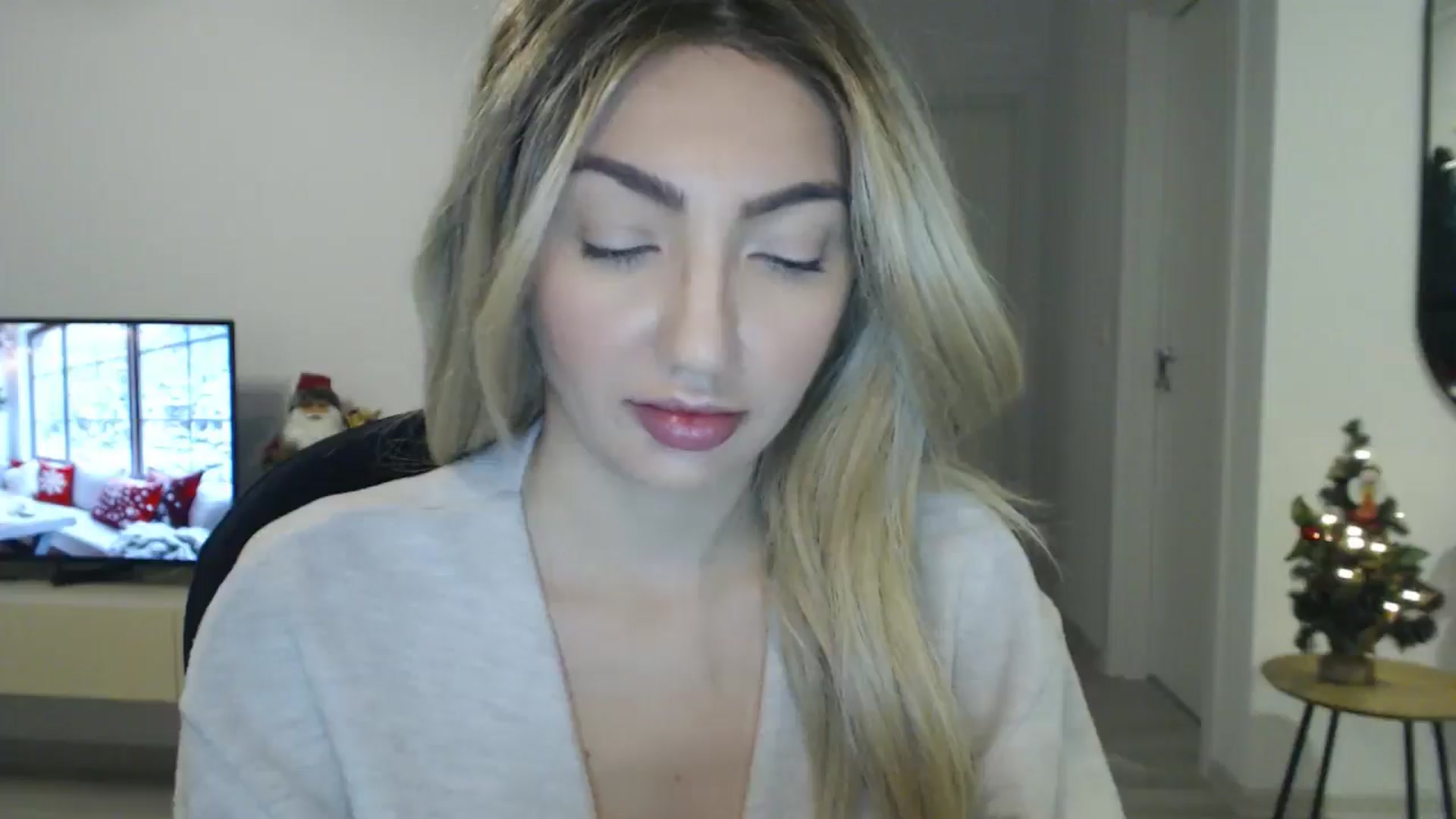 Gallery image thumbnail from AlyVee's myfreecams stream on, 12/22/2025, 14:37 image 18 of 20
