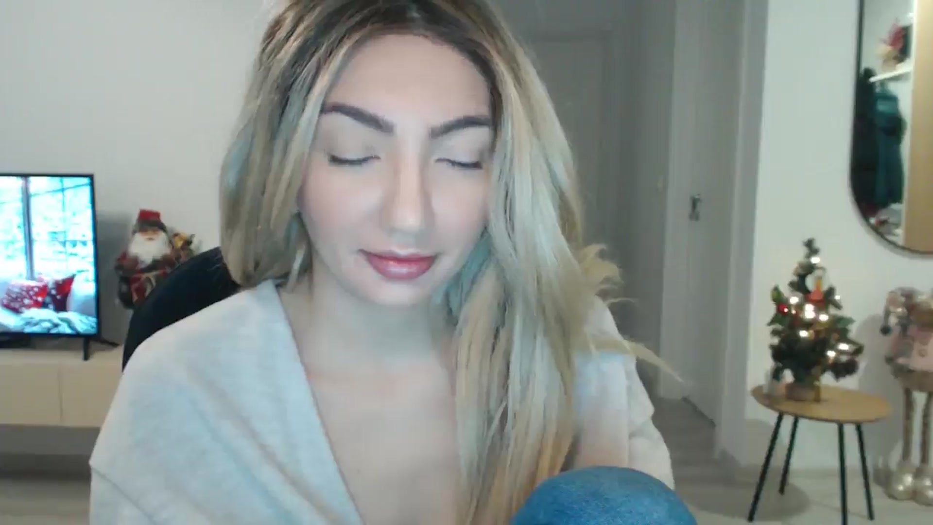 Gallery image thumbnail from AlyVee's myfreecams stream on, 12/22/2025, 14:37 image 10 of 20
