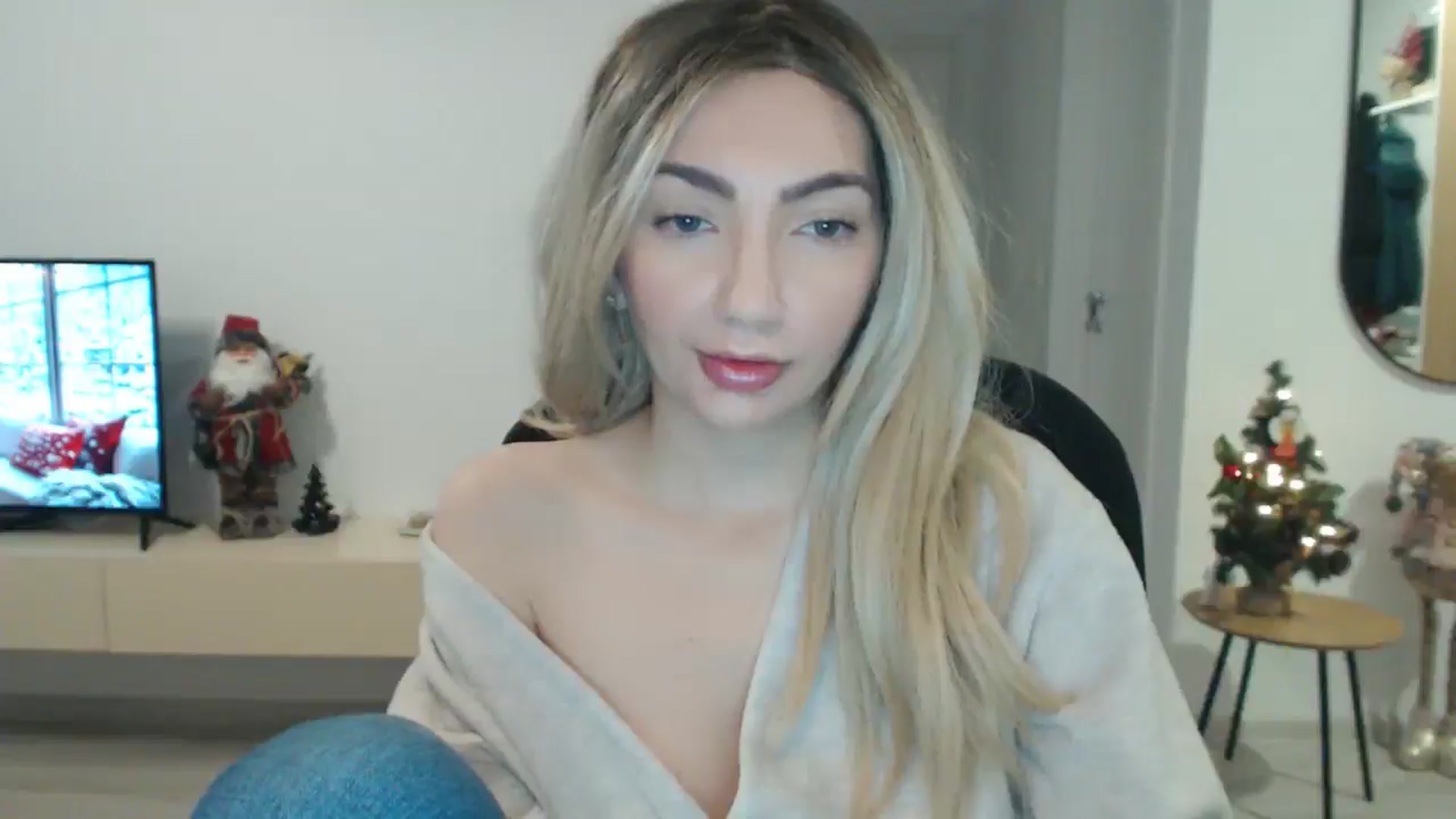 Gallery image thumbnail from AlyVee's myfreecams stream on, 12/22/2025, 14:37 image 2 of 20
