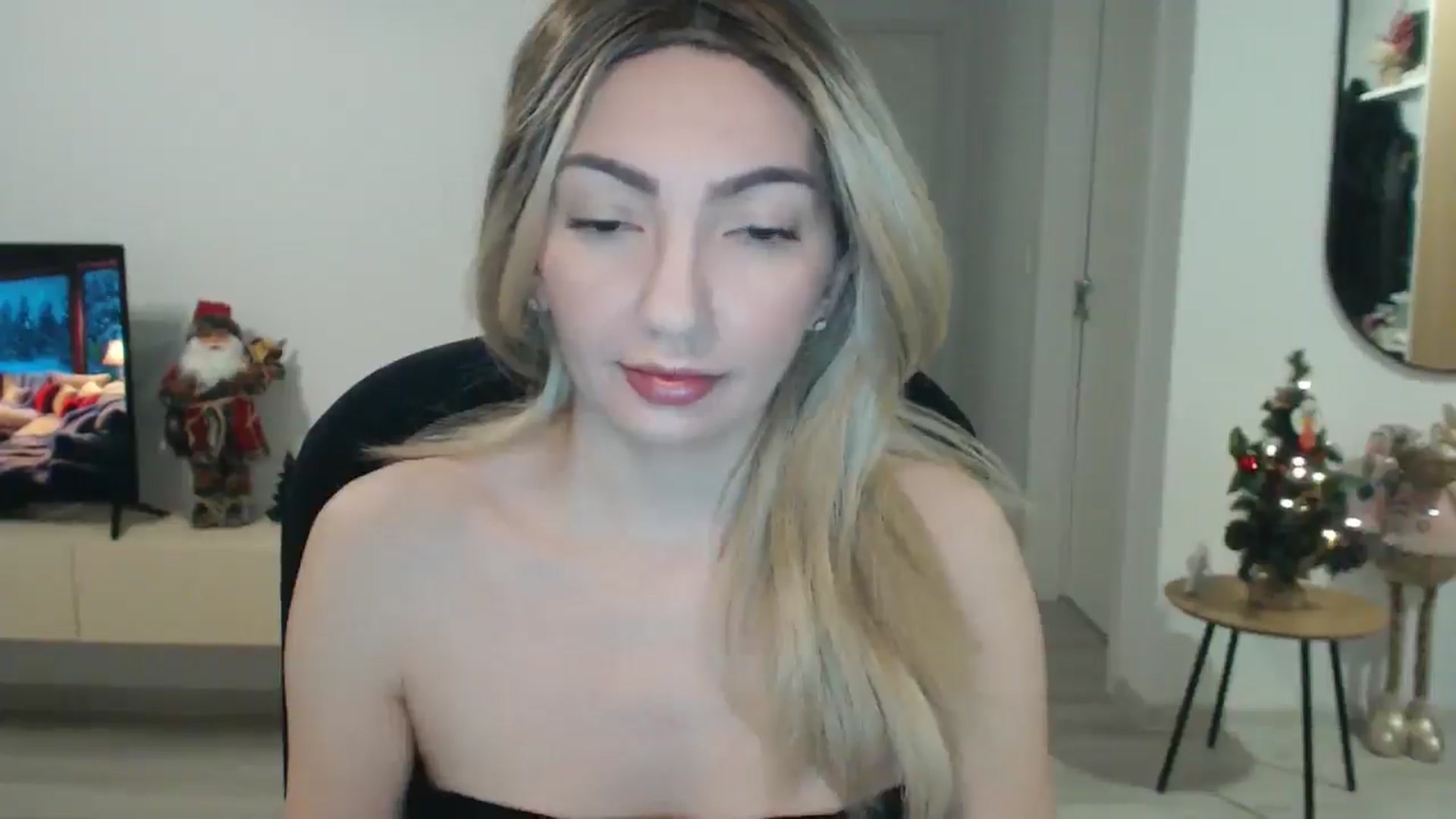 Gallery image thumbnail from AlyVee's myfreecams stream on, 12/25/2025, 19:34 image 3 of 20