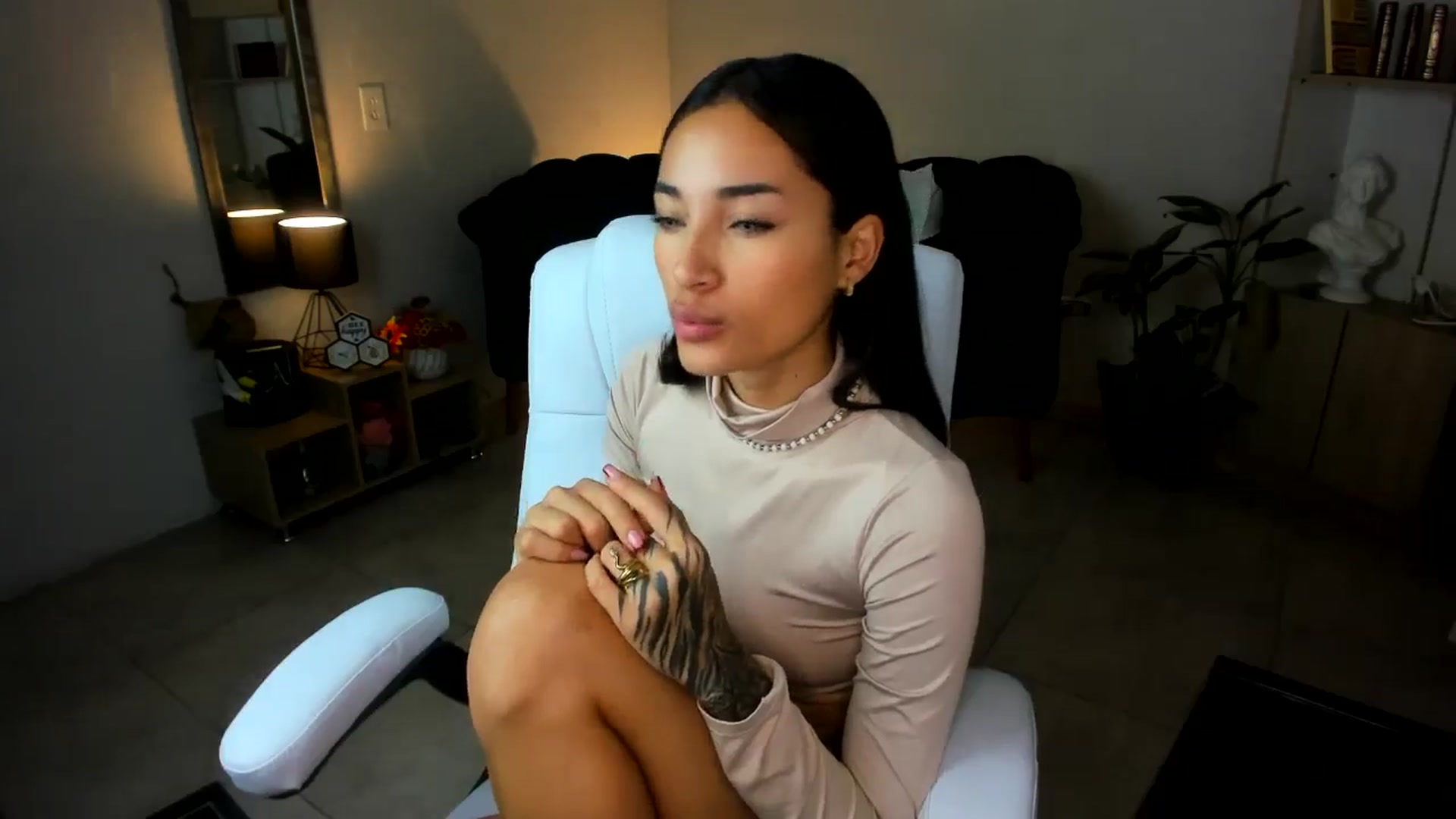 Gallery image thumbnail from Alyhfv's myfreecams stream on, 07/02/2025, 17:51 image 11 of 20