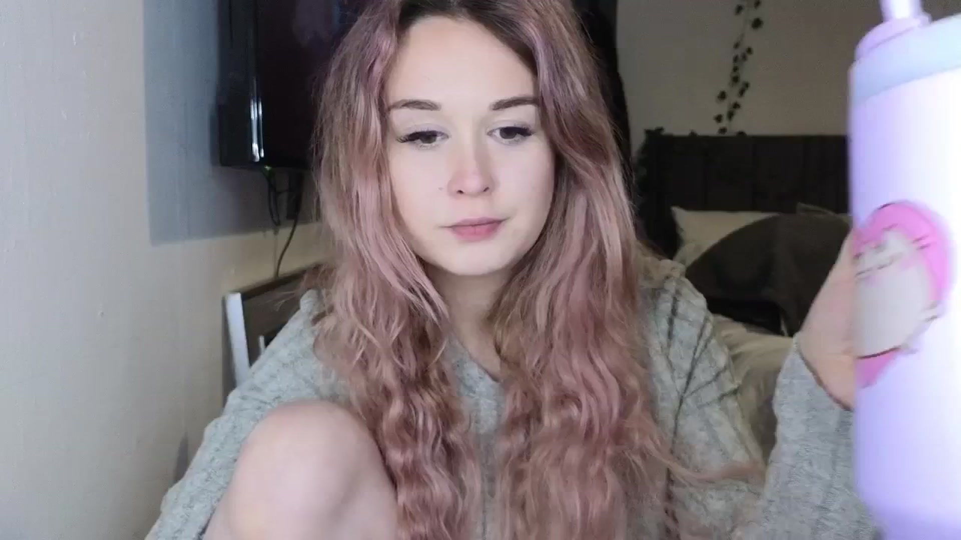 Gallery image thumbnail from AlysaFoxUK's myfreecams stream on, 04/02/2025, 21:36 image 19 of 20