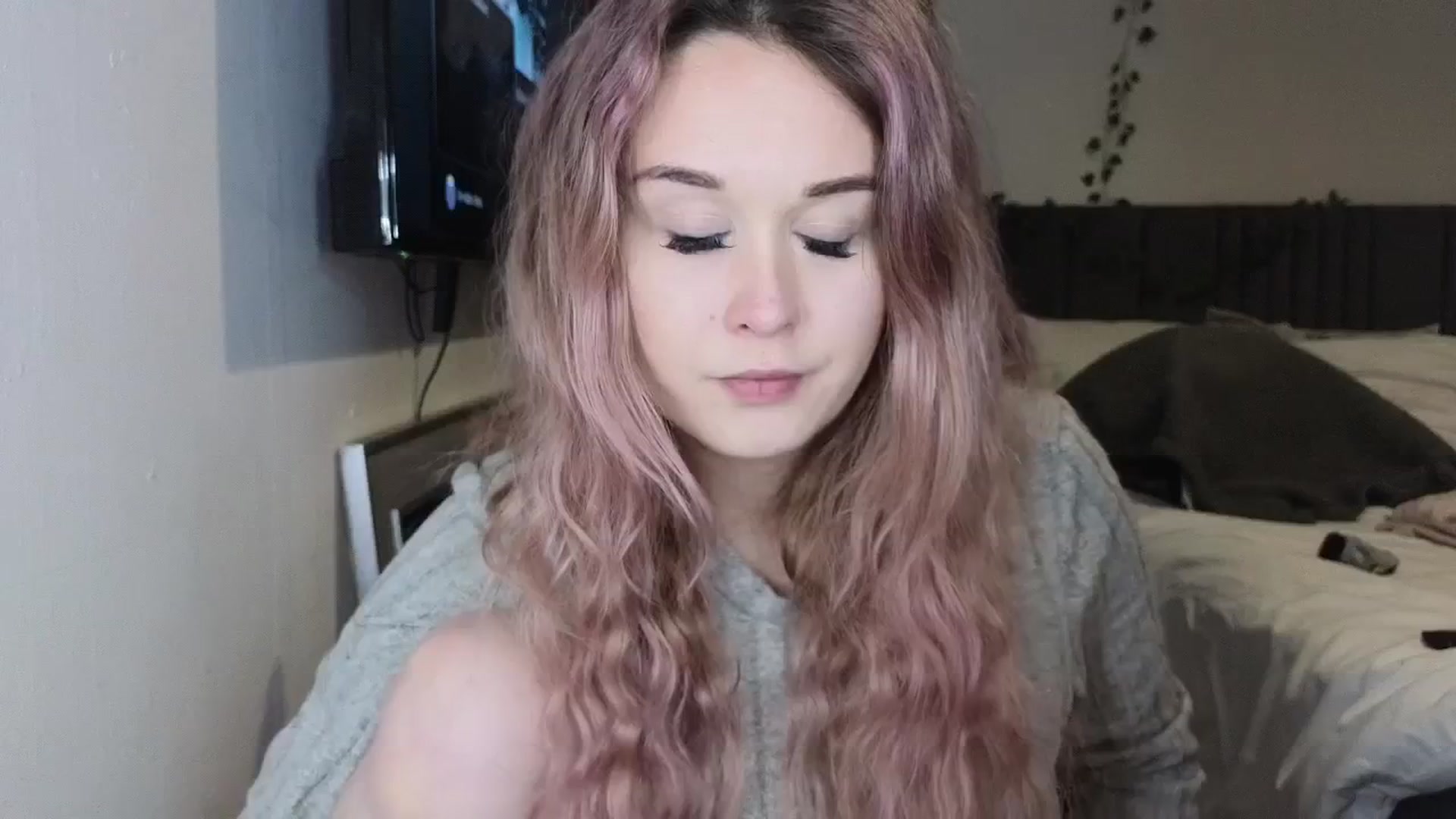 Gallery image thumbnail from AlysaFoxUK's myfreecams stream on, 04/02/2025, 21:36 image 18 of 20
