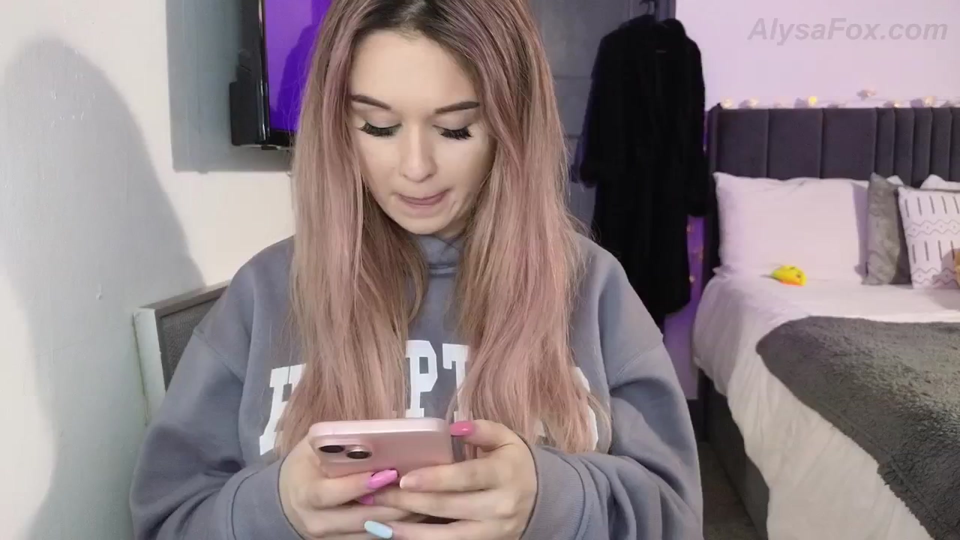 Gallery image thumbnail from AlysaFoxUK's myfreecams stream on, 04/08/2025, 23:23 image 17 of 20