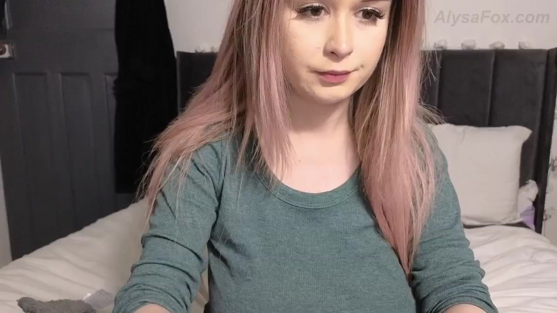 Gallery image thumbnail from AlysaFoxUK's myfreecams stream on, 04/09/2025, 22:24 image 1 of 20