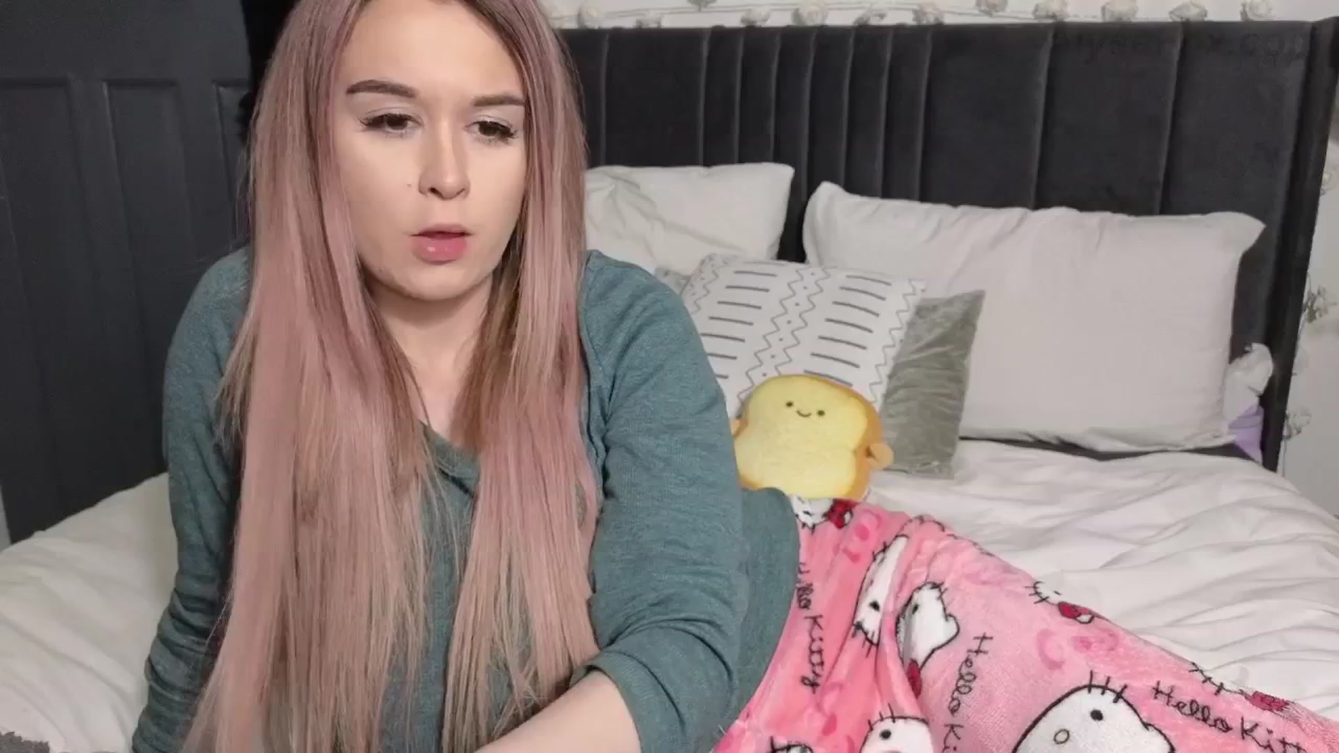 Gallery image thumbnail from AlysaFoxUK's myfreecams stream on, 04/09/2025, 22:53 image 7 of 20