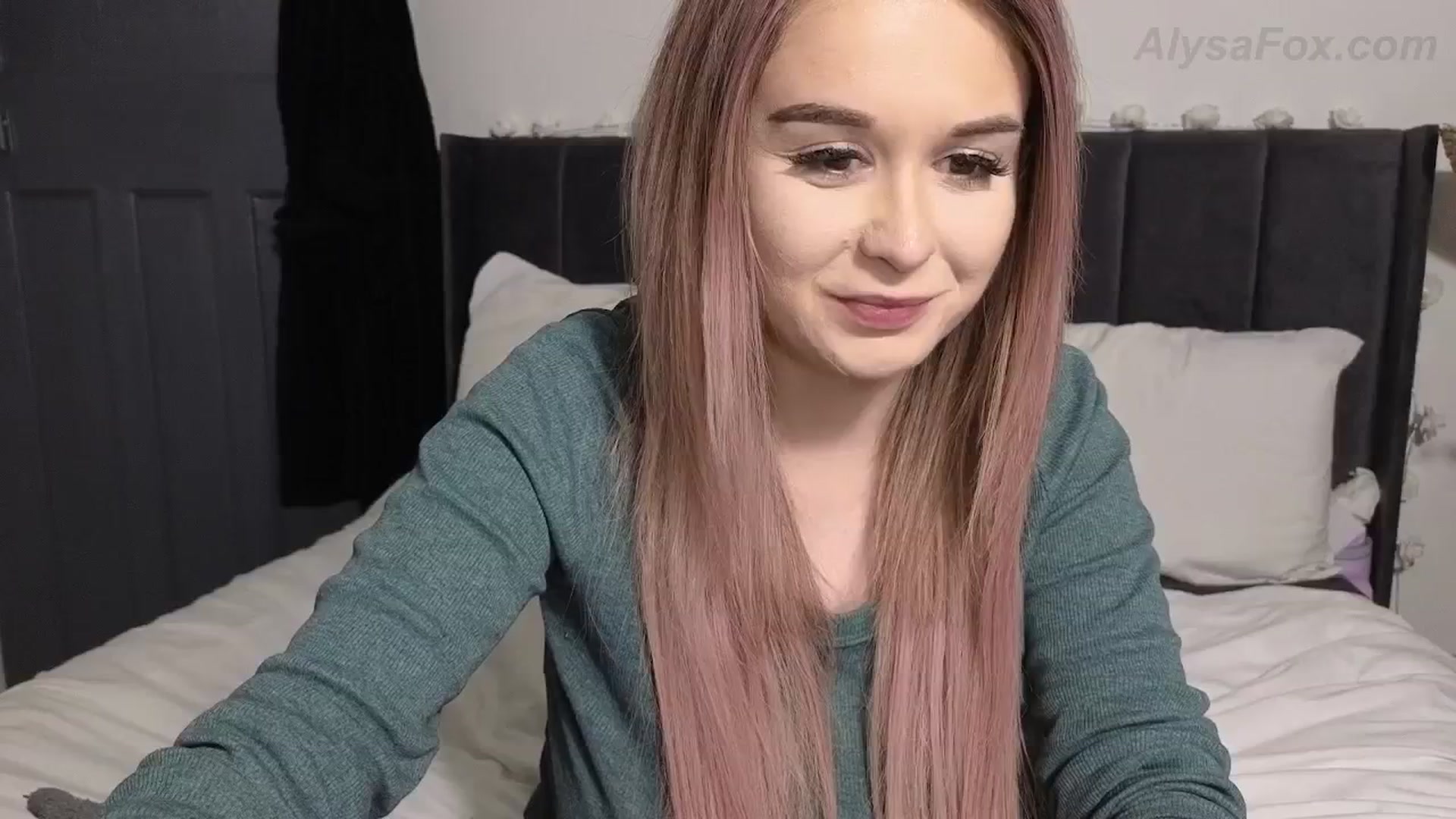 Gallery image thumbnail from AlysaFoxUK's myfreecams stream on, 04/09/2025, 22:53 image 6 of 20