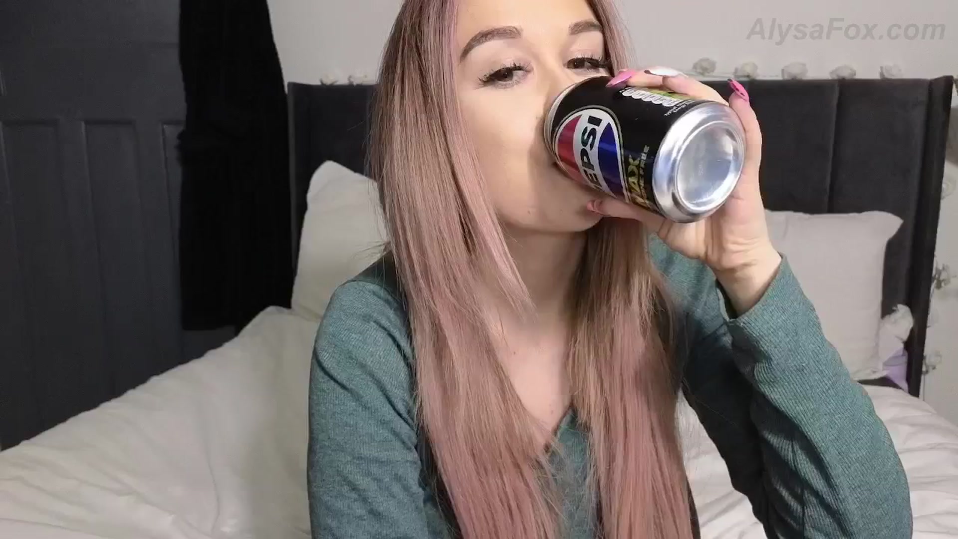 Gallery image thumbnail from AlysaFoxUK's myfreecams stream on, 04/09/2025, 22:53 image 20 of 20