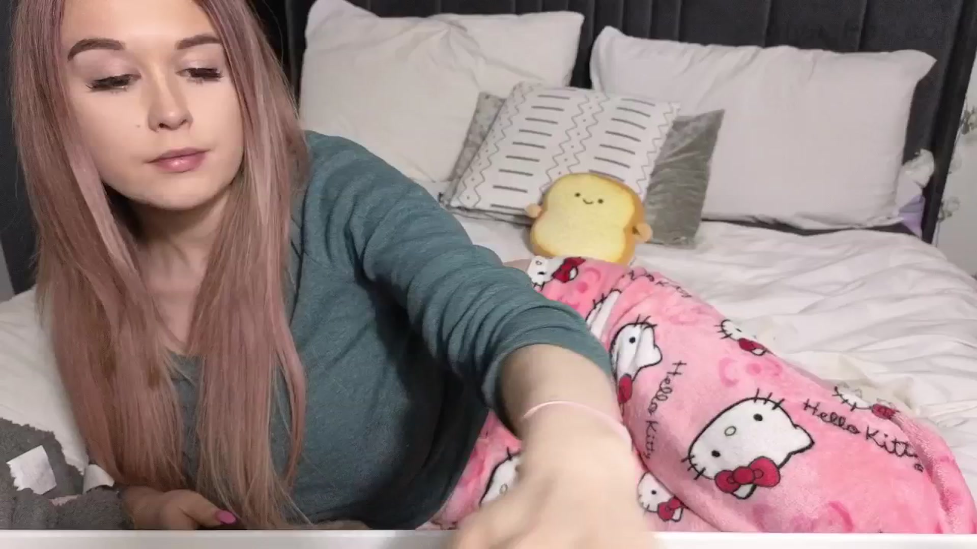 Gallery image thumbnail from AlysaFoxUK's myfreecams stream on, 04/09/2025, 22:53 image 8 of 20