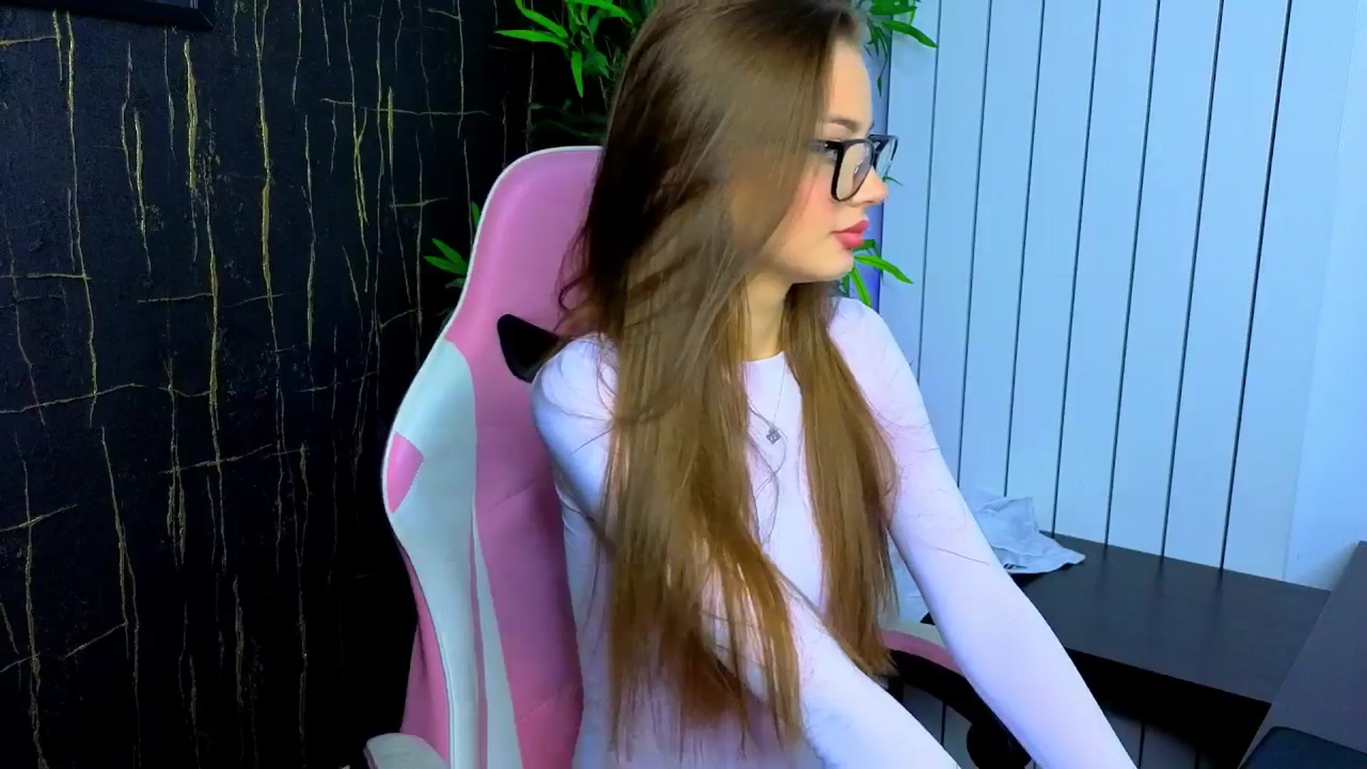 Gallery image thumbnail from Alysereuse's myfreecams stream on, 08/12/2025, 21:48 image 2 of 20