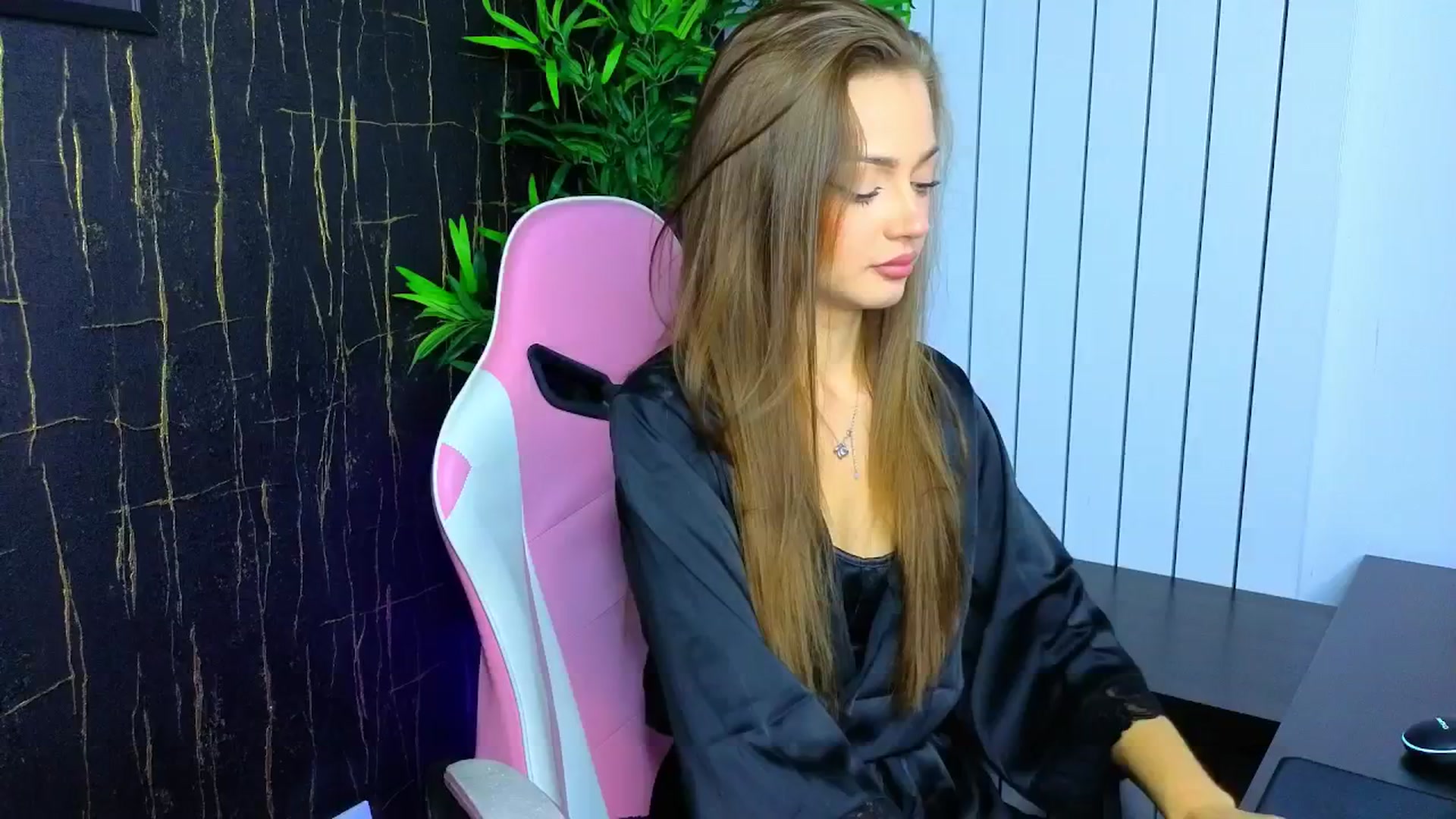 Gallery image thumbnail from Alysereuse's myfreecams stream on, 08/16/2025, 21:21 image 7 of 20