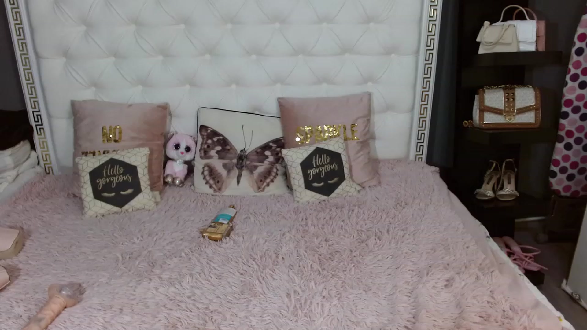 Gallery image thumbnail from AlysonBaby's myfreecams stream on, 03/17/2024, 24:27 image 7 of 20