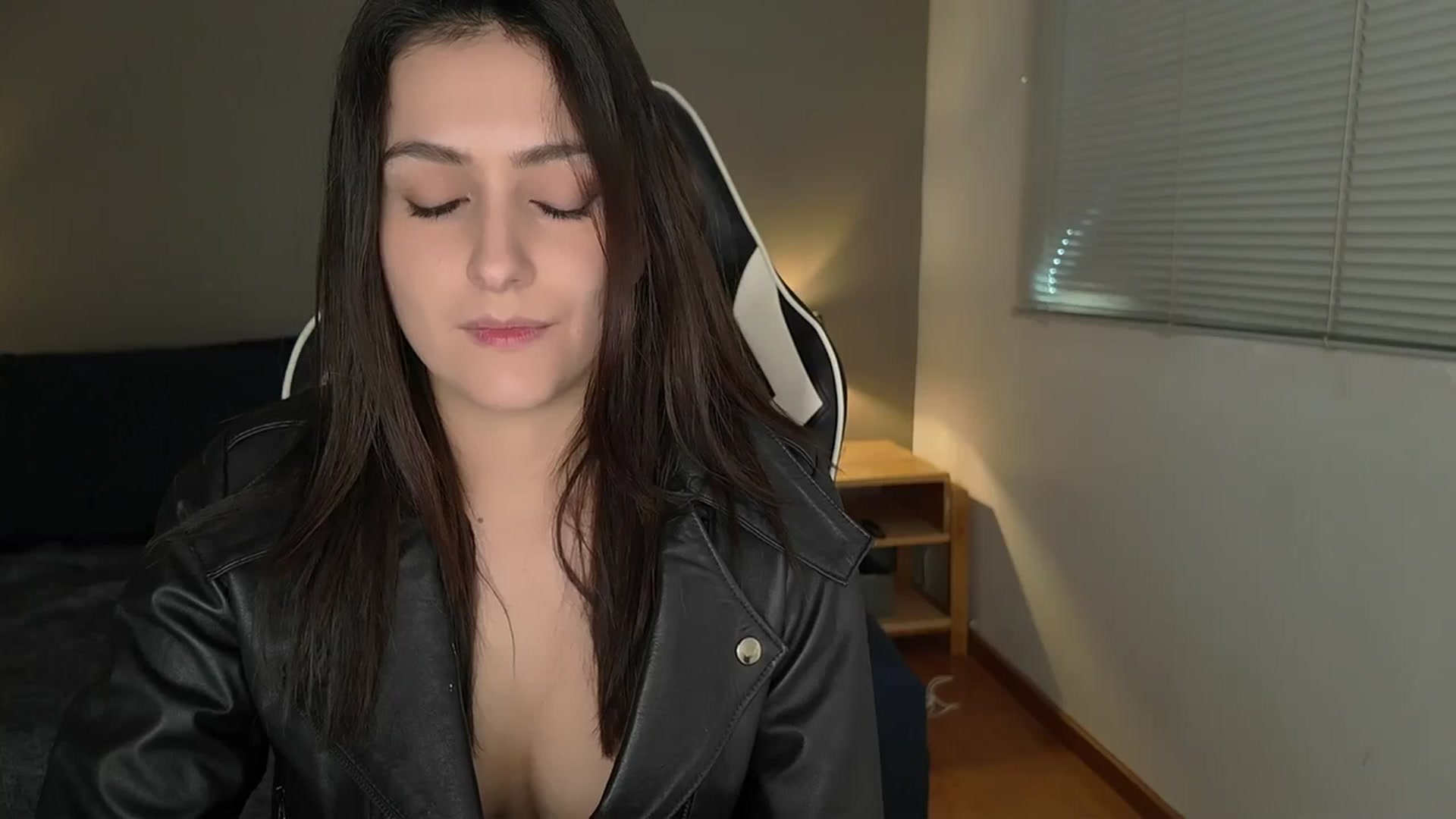 Gallery image thumbnail from AlyssaM's myfreecams stream on, 08/01/2025, 17:09 image 3 of 20