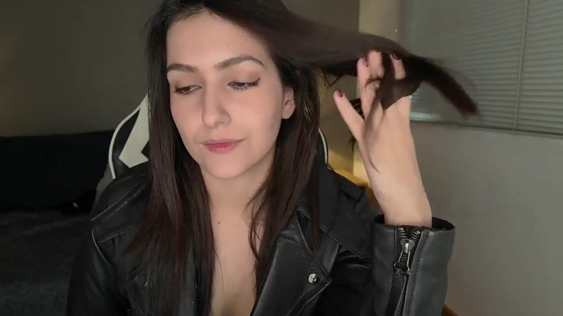 Gallery image thumbnail from AlyssaM's myfreecams stream on, 08/01/2025, 17:09 image 4 of 20