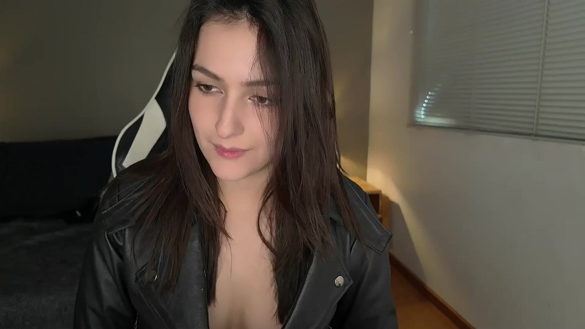 Gallery image thumbnail from AlyssaM's myfreecams stream on, 08/01/2025, 17:09 image 1 of 20